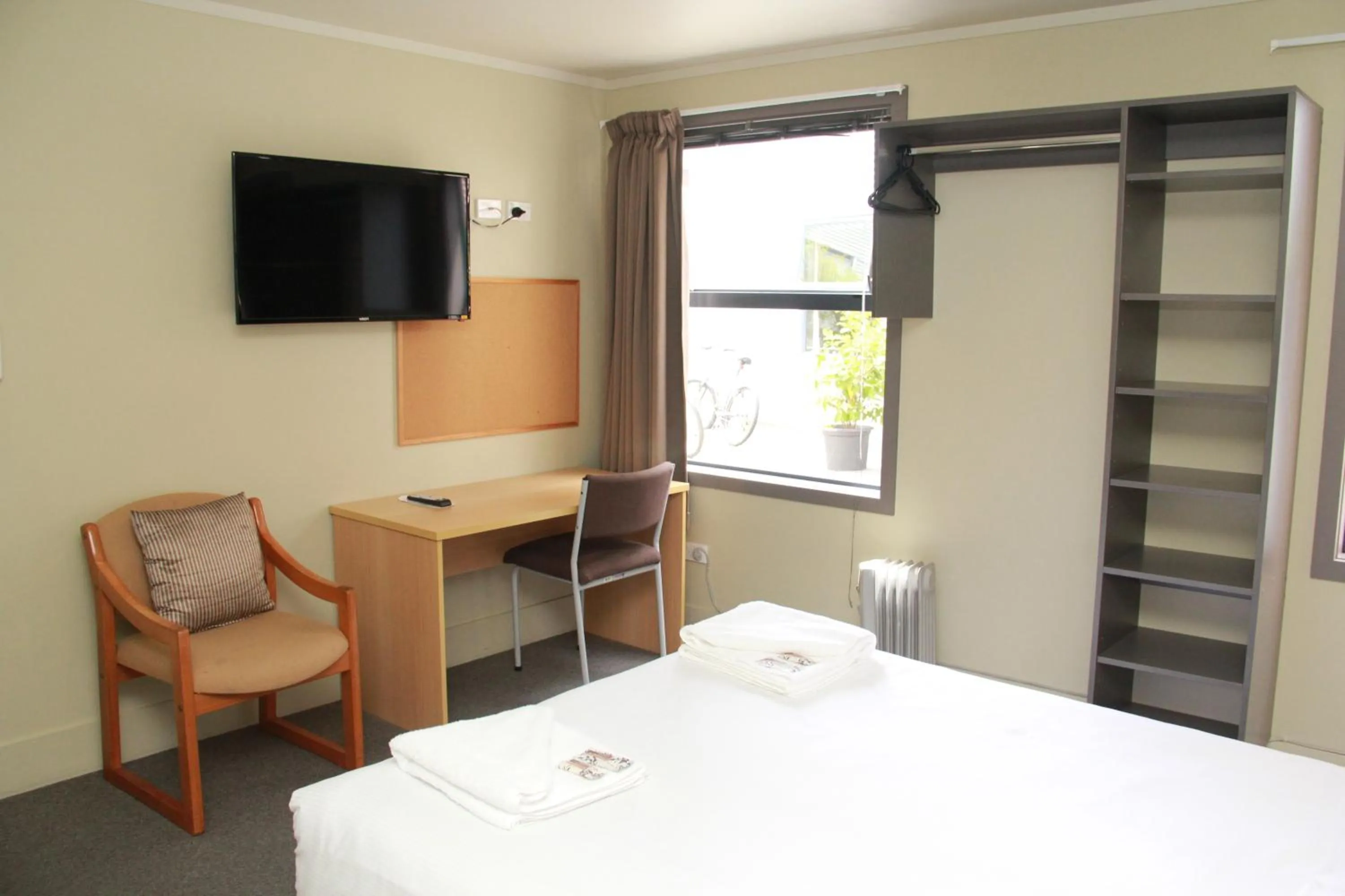 Photo of the whole room, Bed in Nikau Apartments