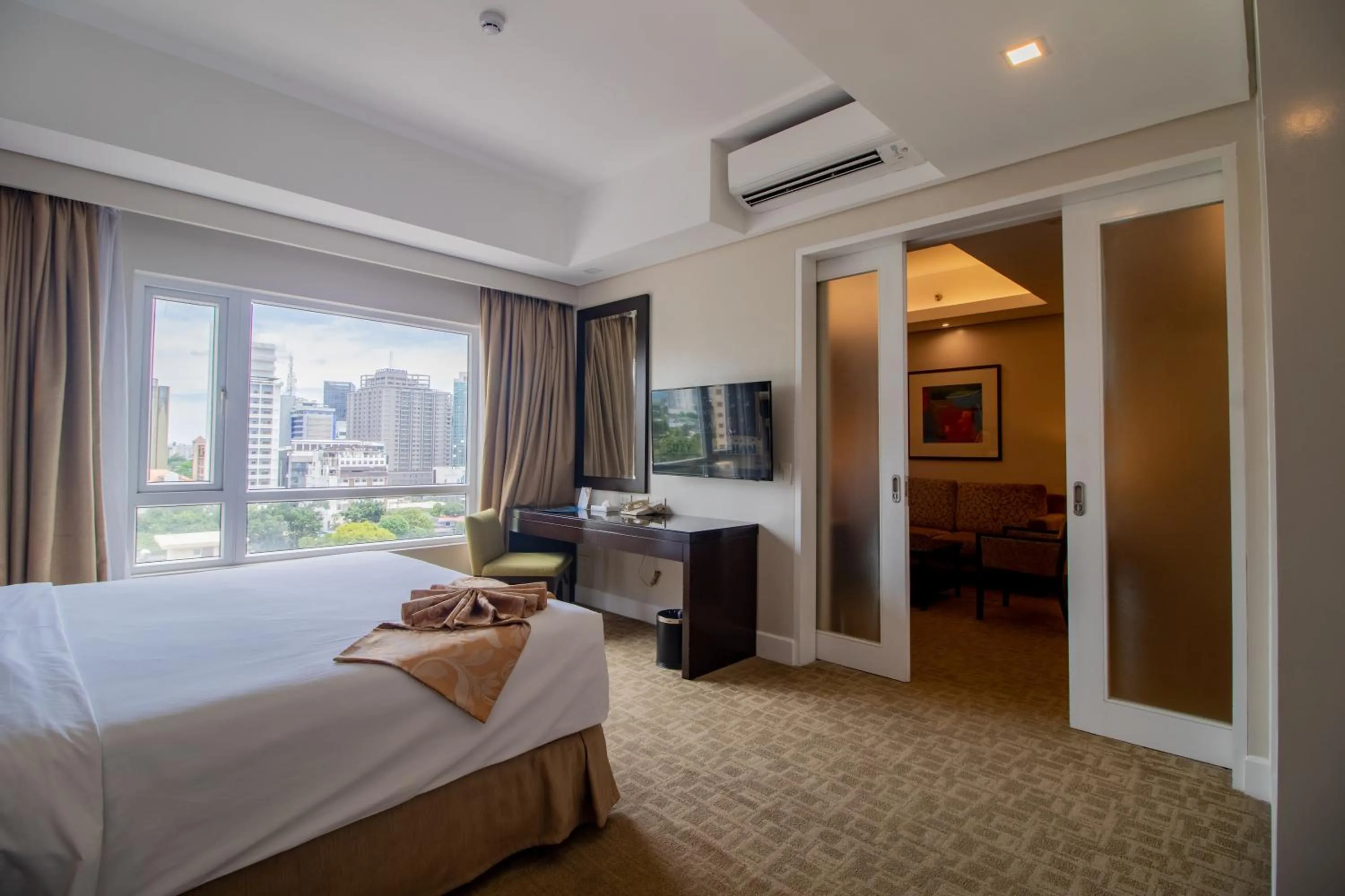 Bedroom, Bed in Harolds Hotel Cebu