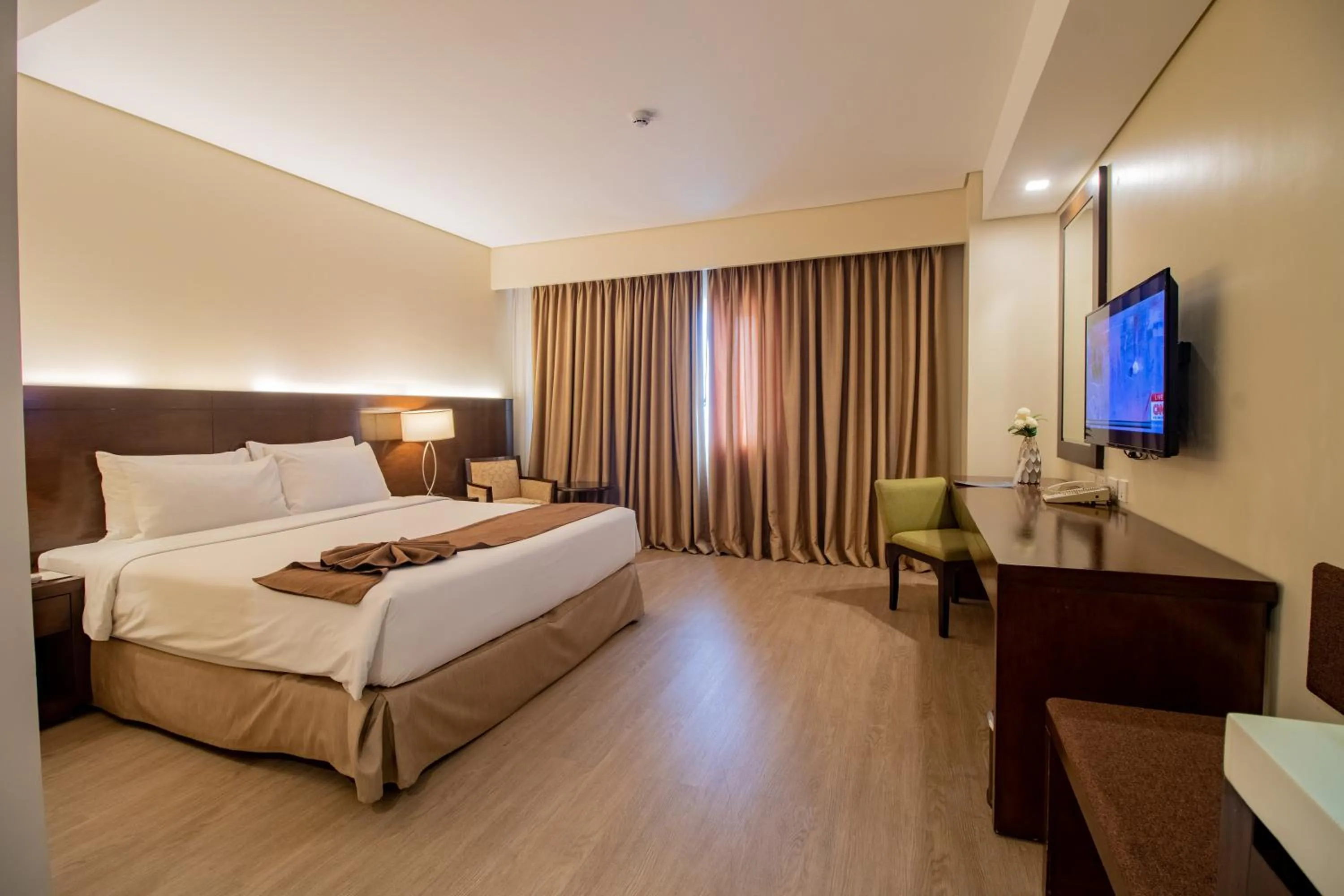 Bedroom, Bed in Harolds Hotel Cebu