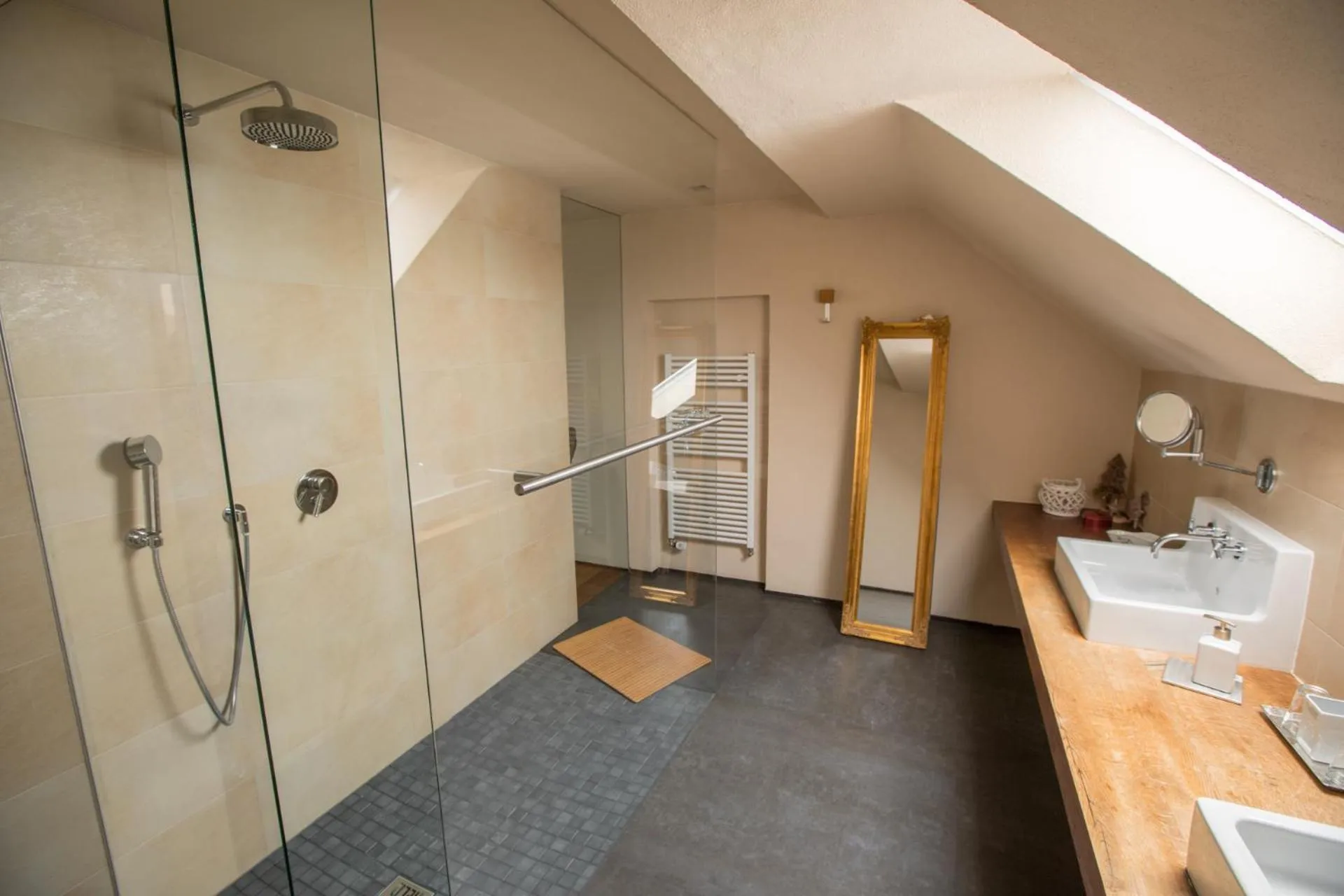 Photo of the whole room in Hofgut Held