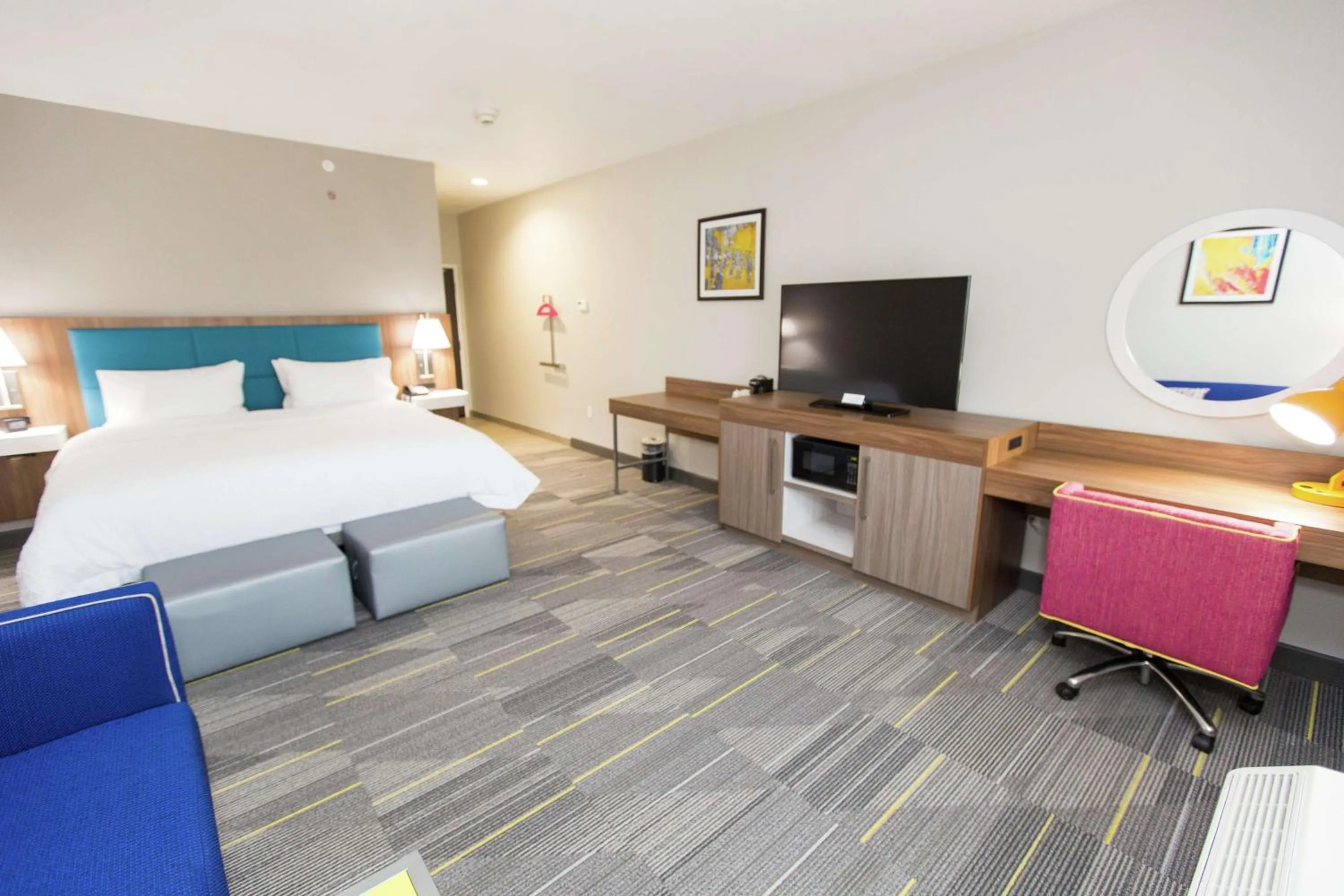 Bedroom, Bed in Hampton Inn Mustang