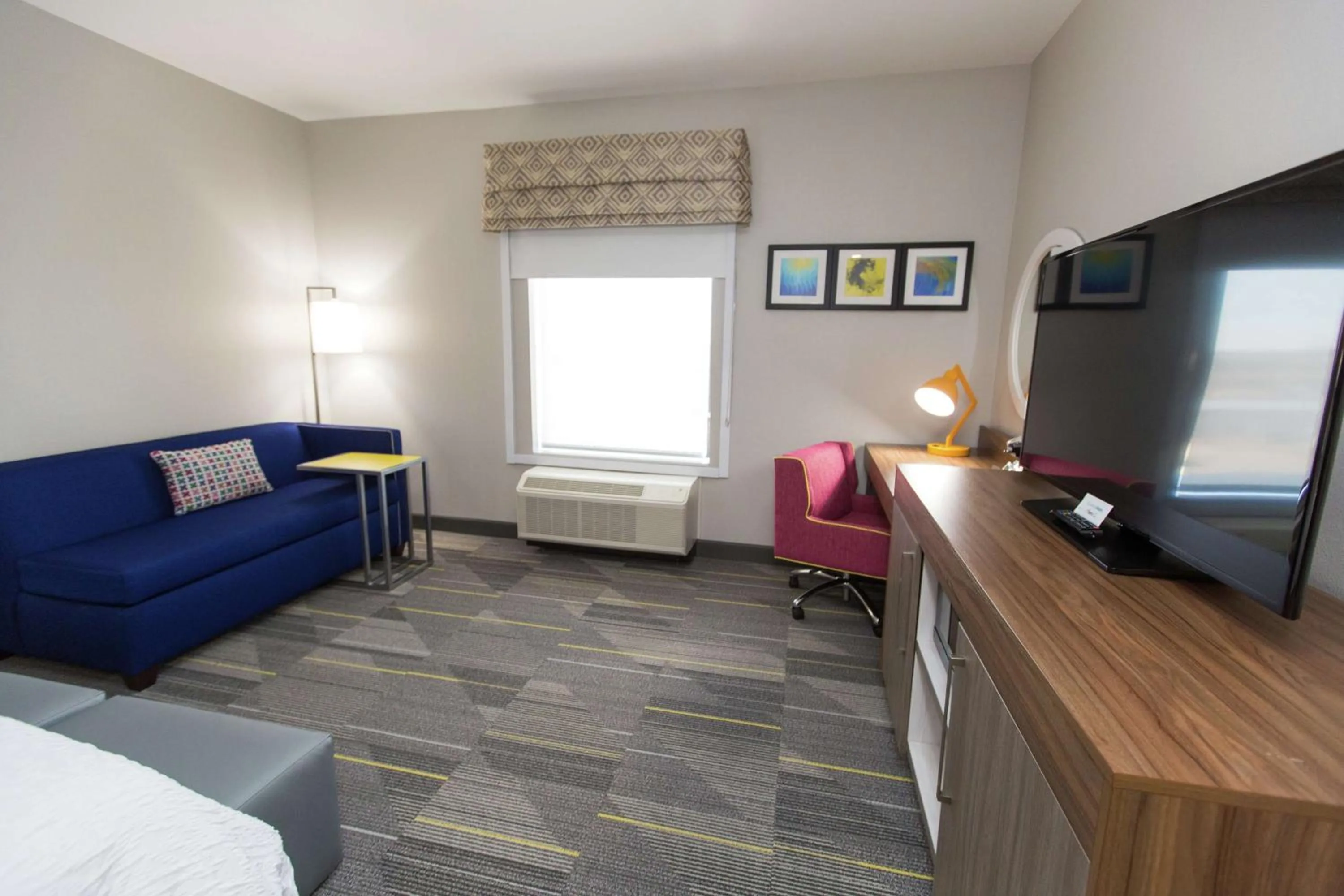 Bedroom, Bed in Hampton Inn Mustang