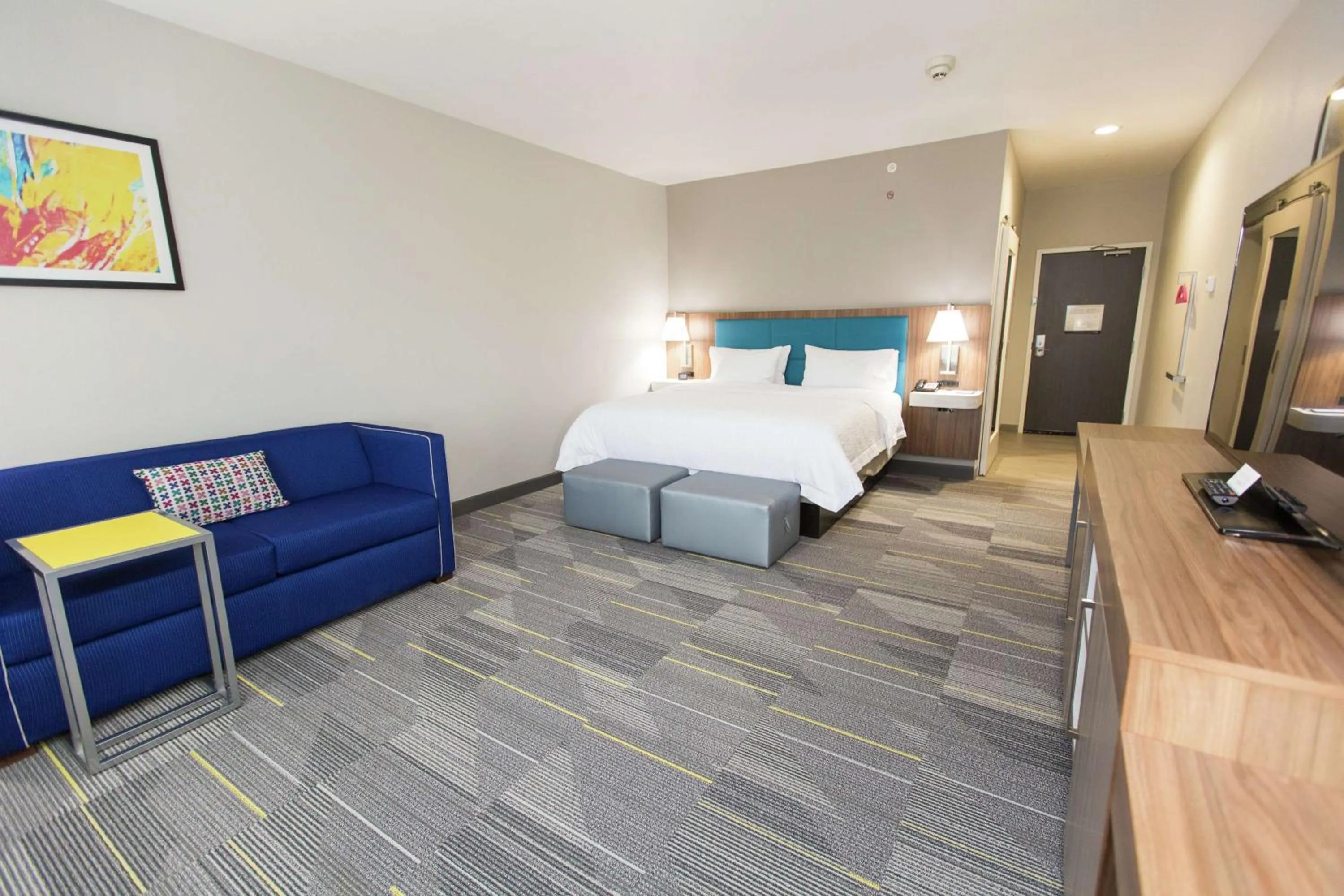 Bedroom, Bed in Hampton Inn Mustang