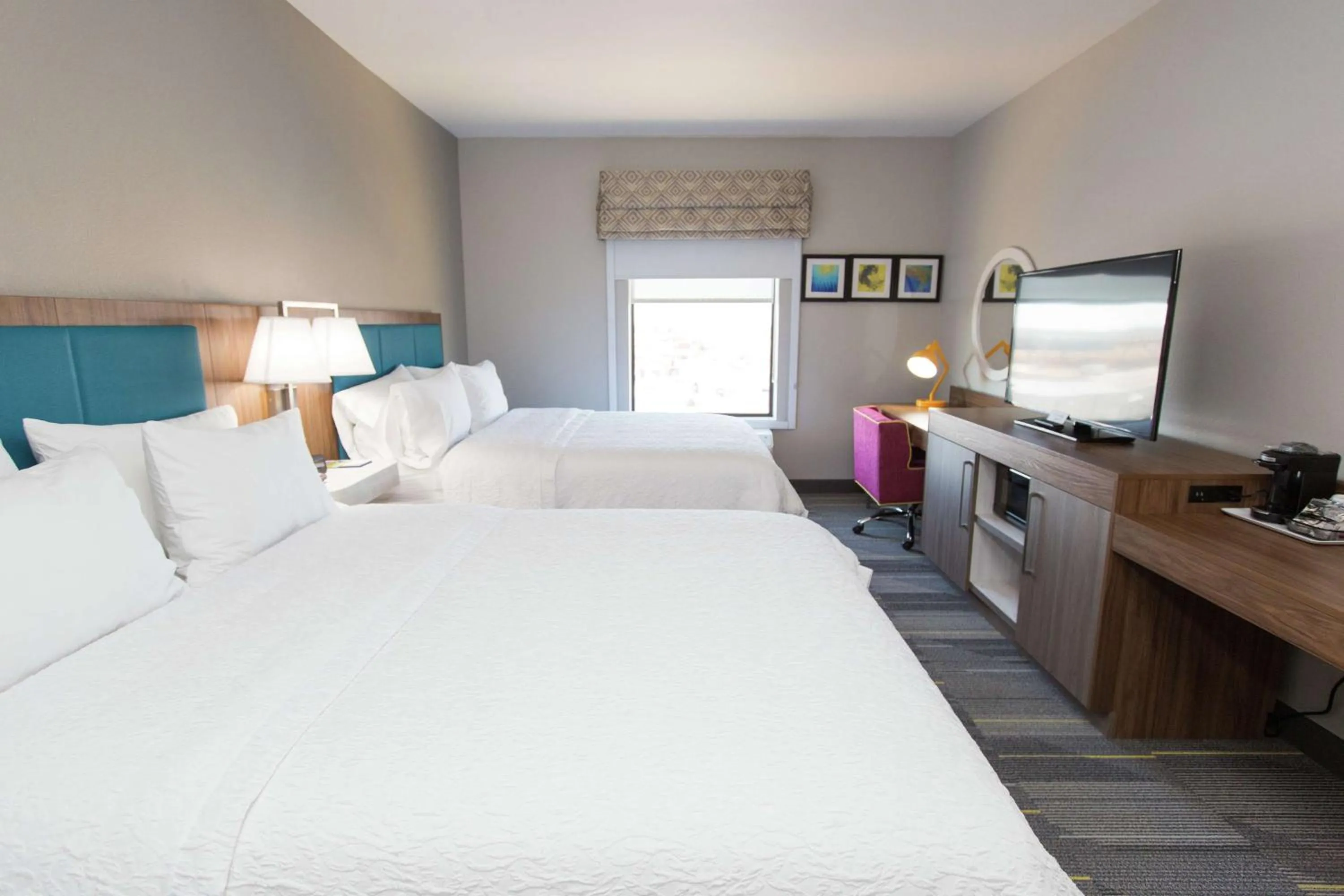 Bedroom, Bed in Hampton Inn Mustang