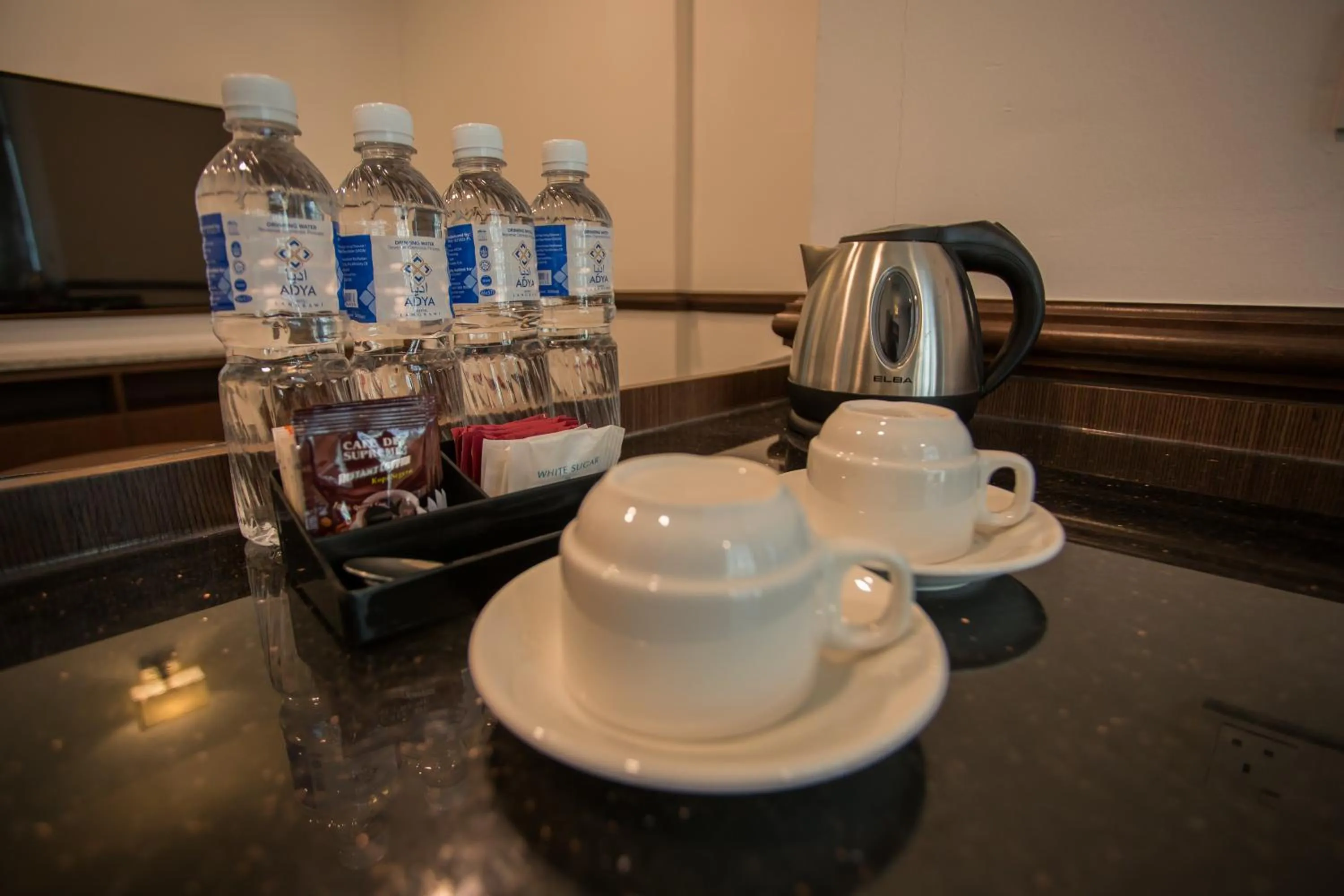 Coffee/tea facilities in Hotel Adya Express Chenang