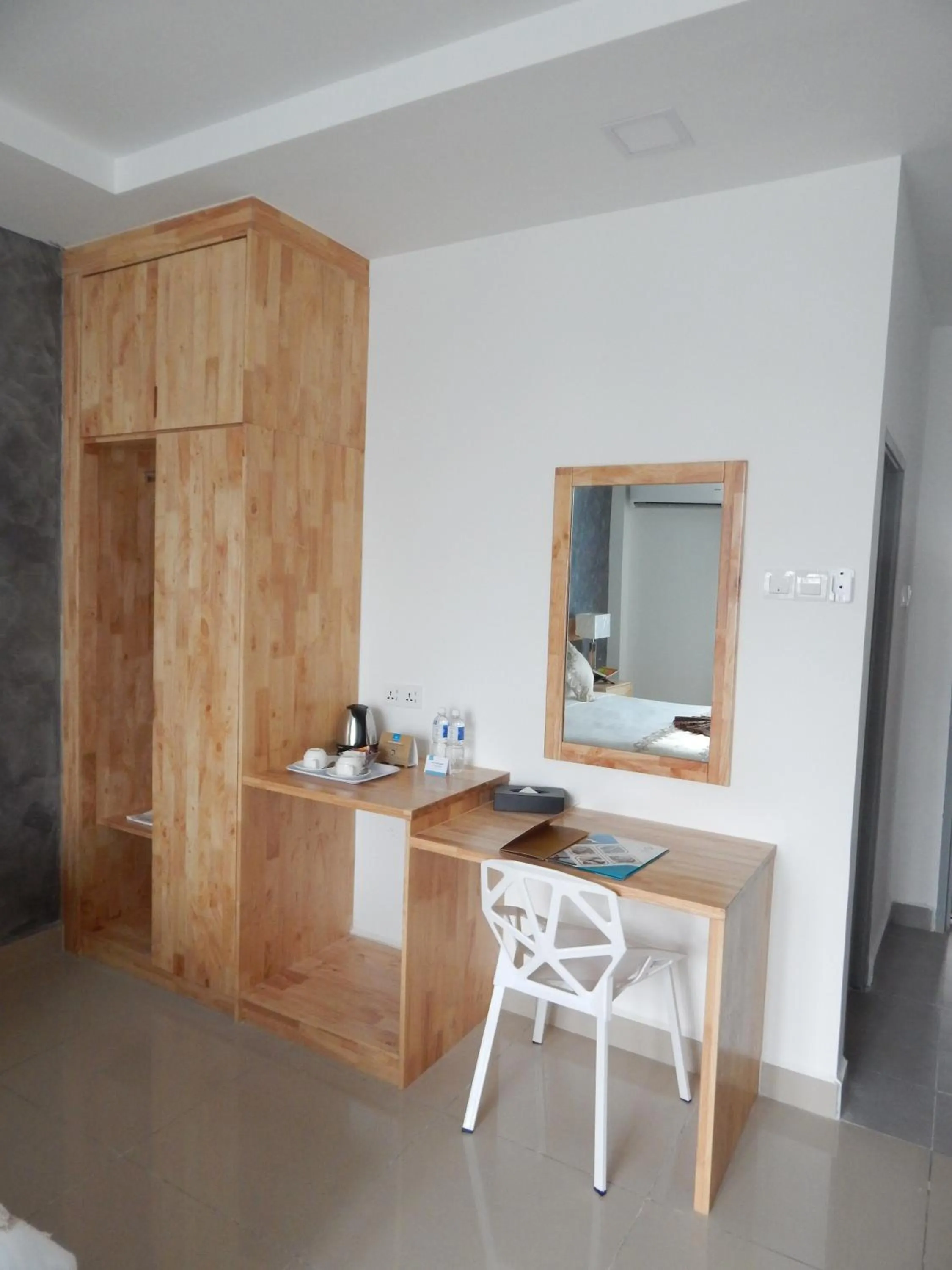 Coffee/tea facilities in Hotel Adya Express Chenang