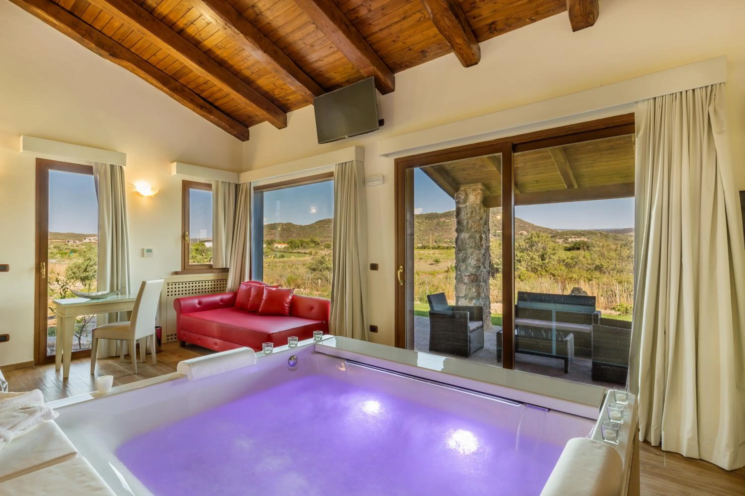 Hot Tub in Hotel Sa Cheya Relais & Spa