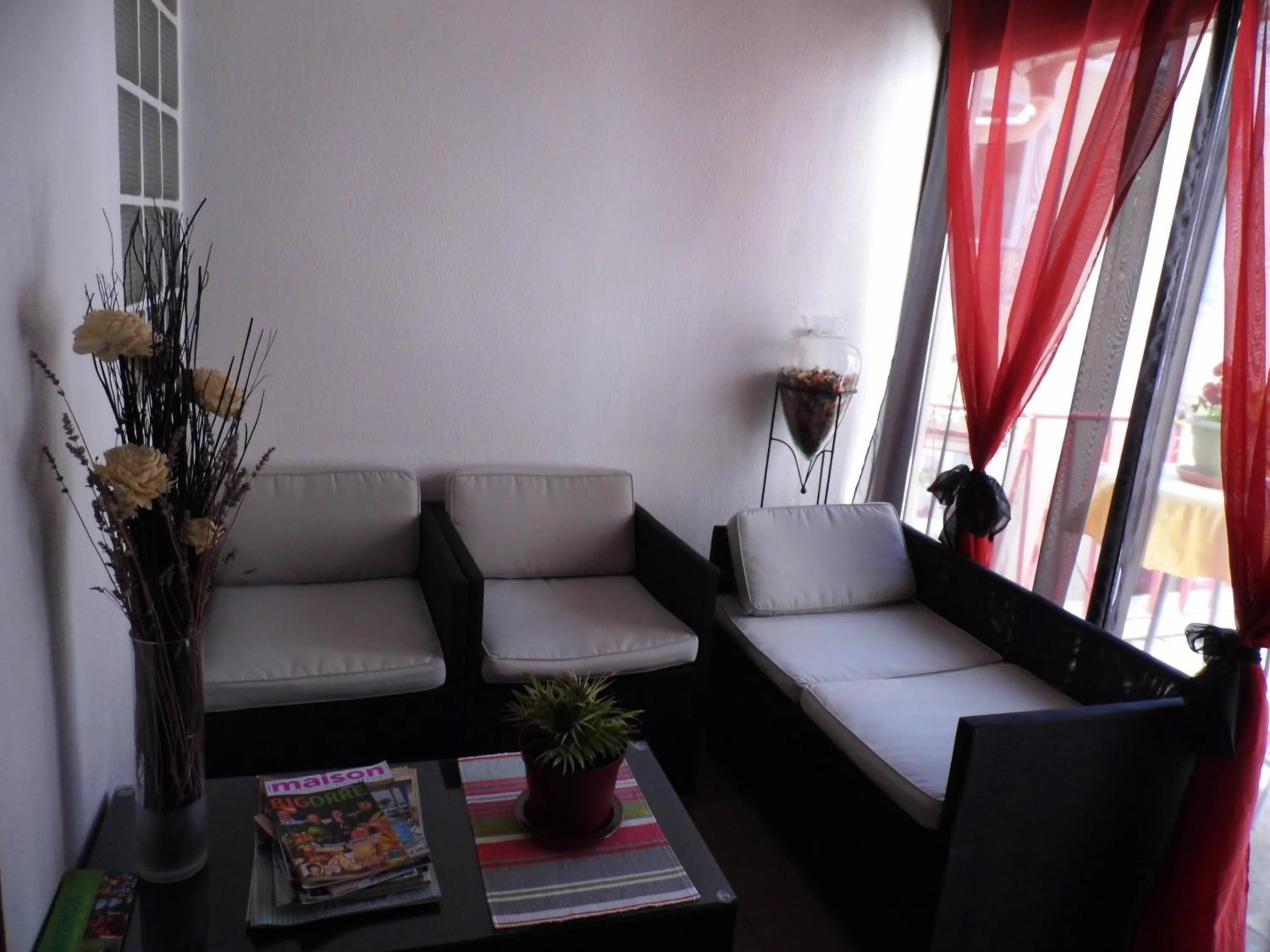 Communal lounge/ TV room in Résidence des Touristes