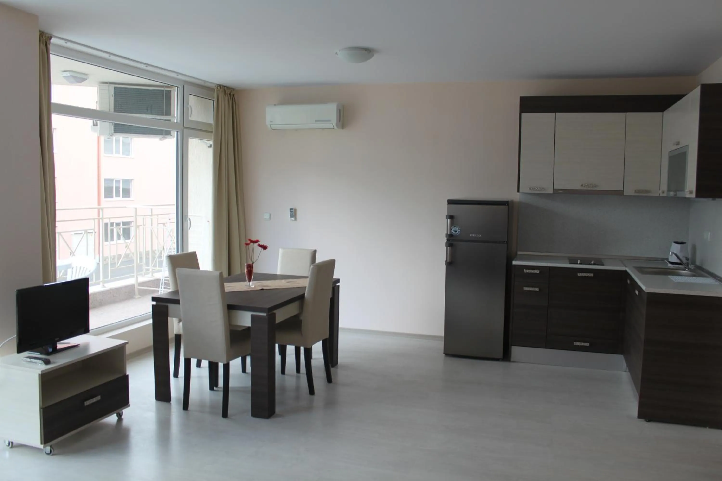 Kitchen or kitchenette in Rose Garden Omax Apartments