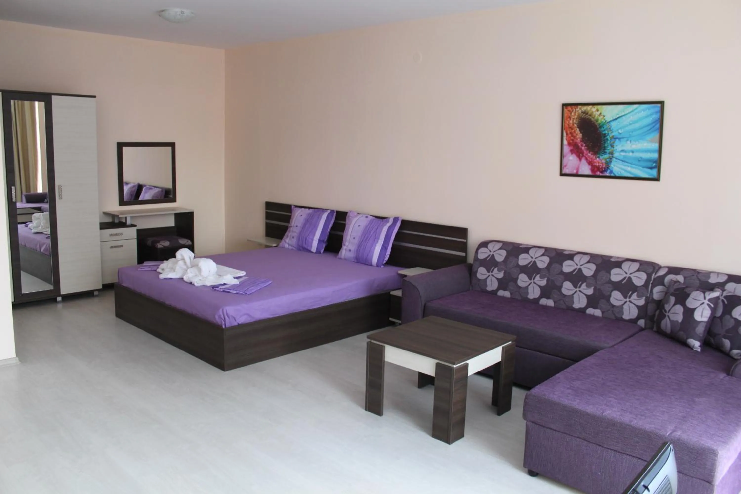 Photo of the whole room, Bed in Rose Garden Omax Apartments