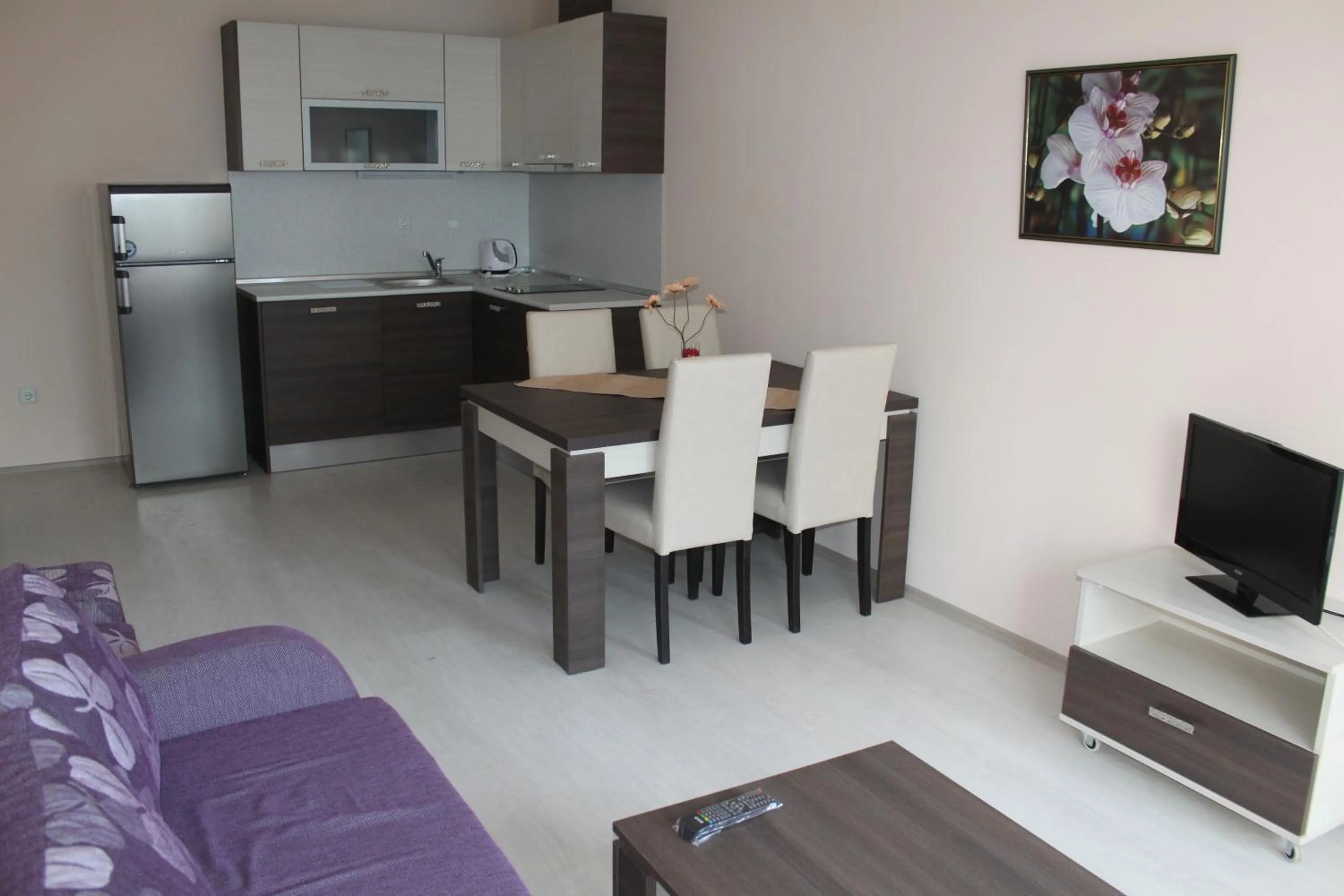 Kitchen or kitchenette in Rose Garden Omax Apartments