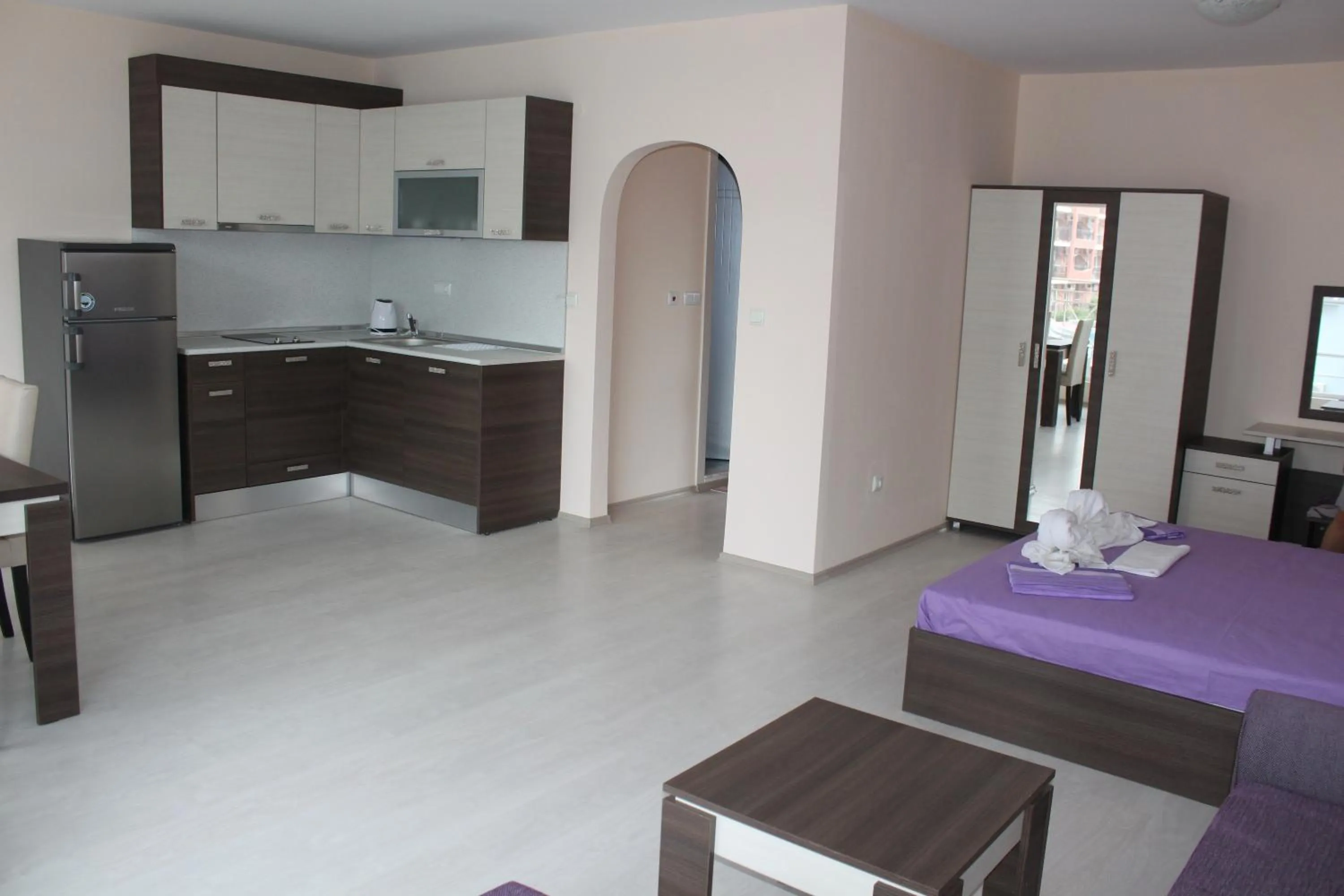 Kitchen or kitchenette in Rose Garden Omax Apartments