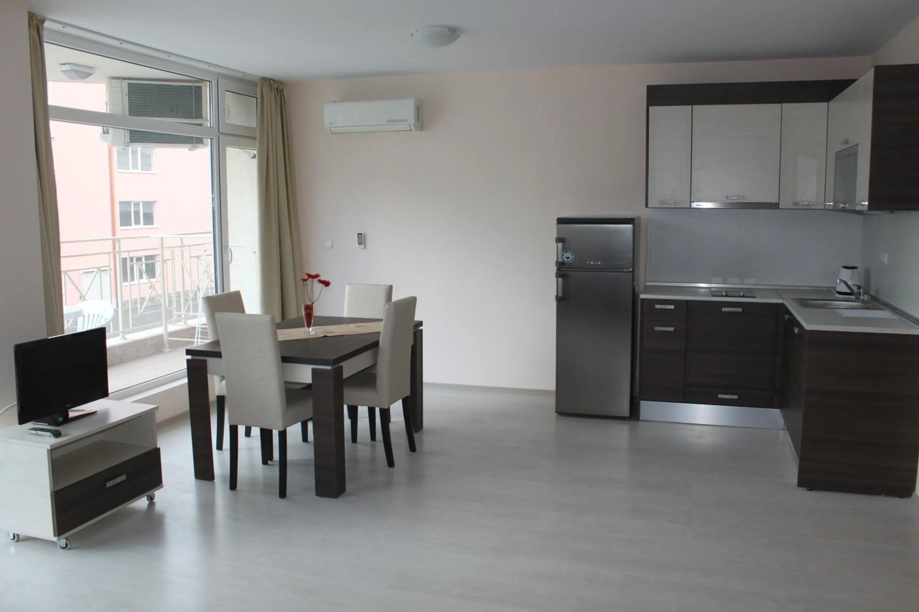 Kitchen or kitchenette in Rose Garden Omax Apartments