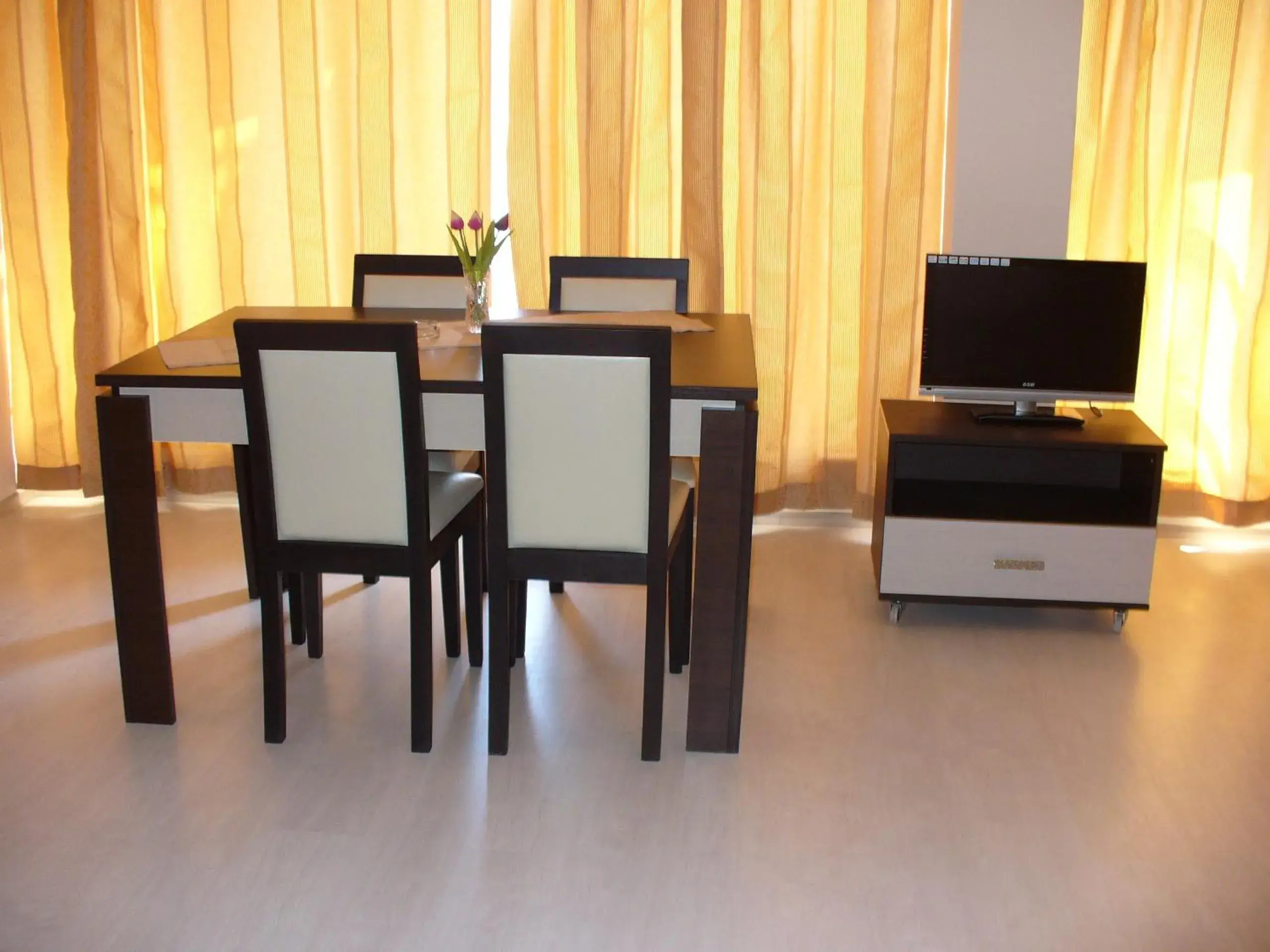 One-Bedroom Apartment with Balcony in Rose Garden Omax Apartments One-Bedroom Apartment with Balcony in Rose Garden Omax Apartments