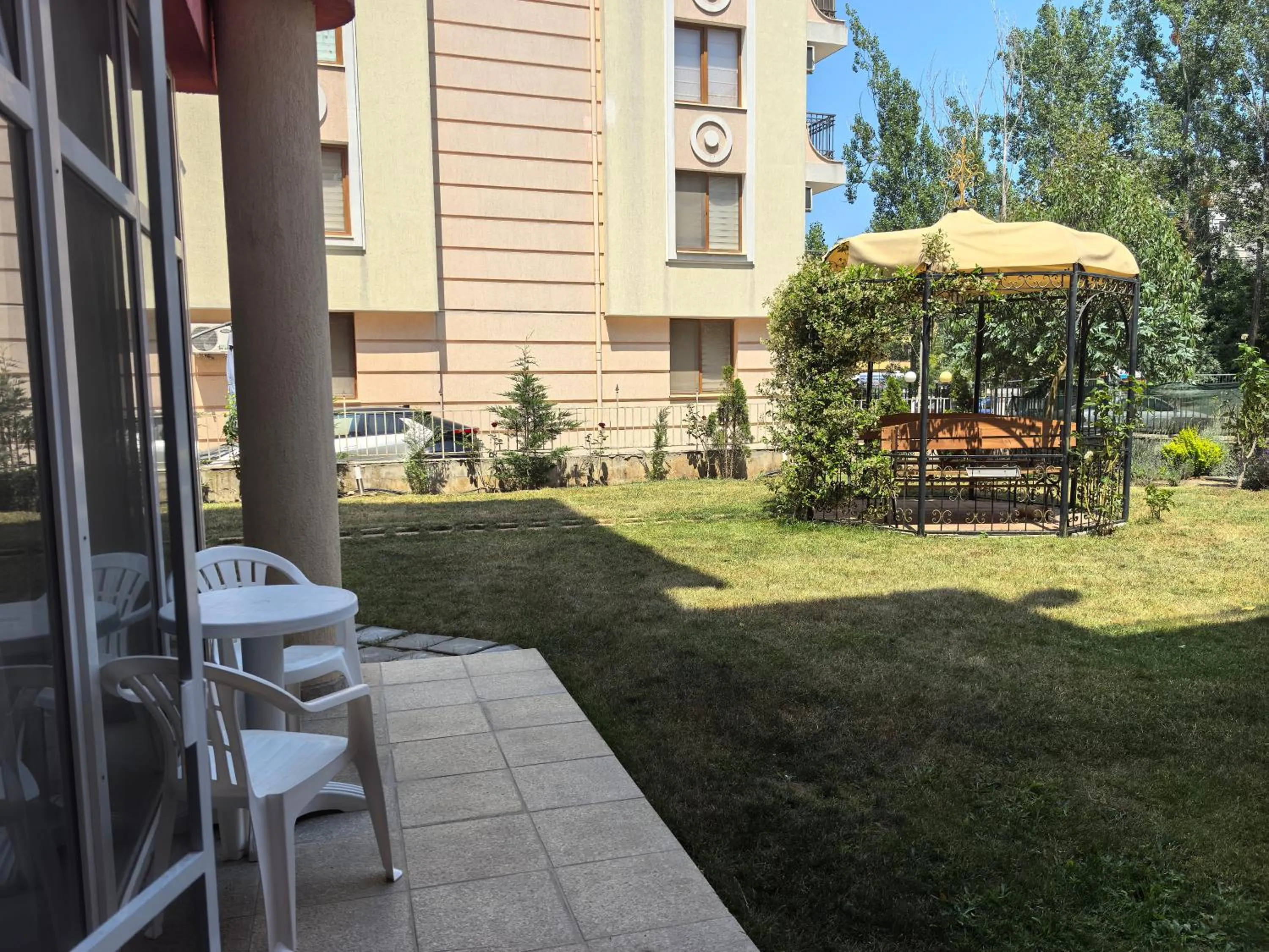 Rose Garden Omax Apartments