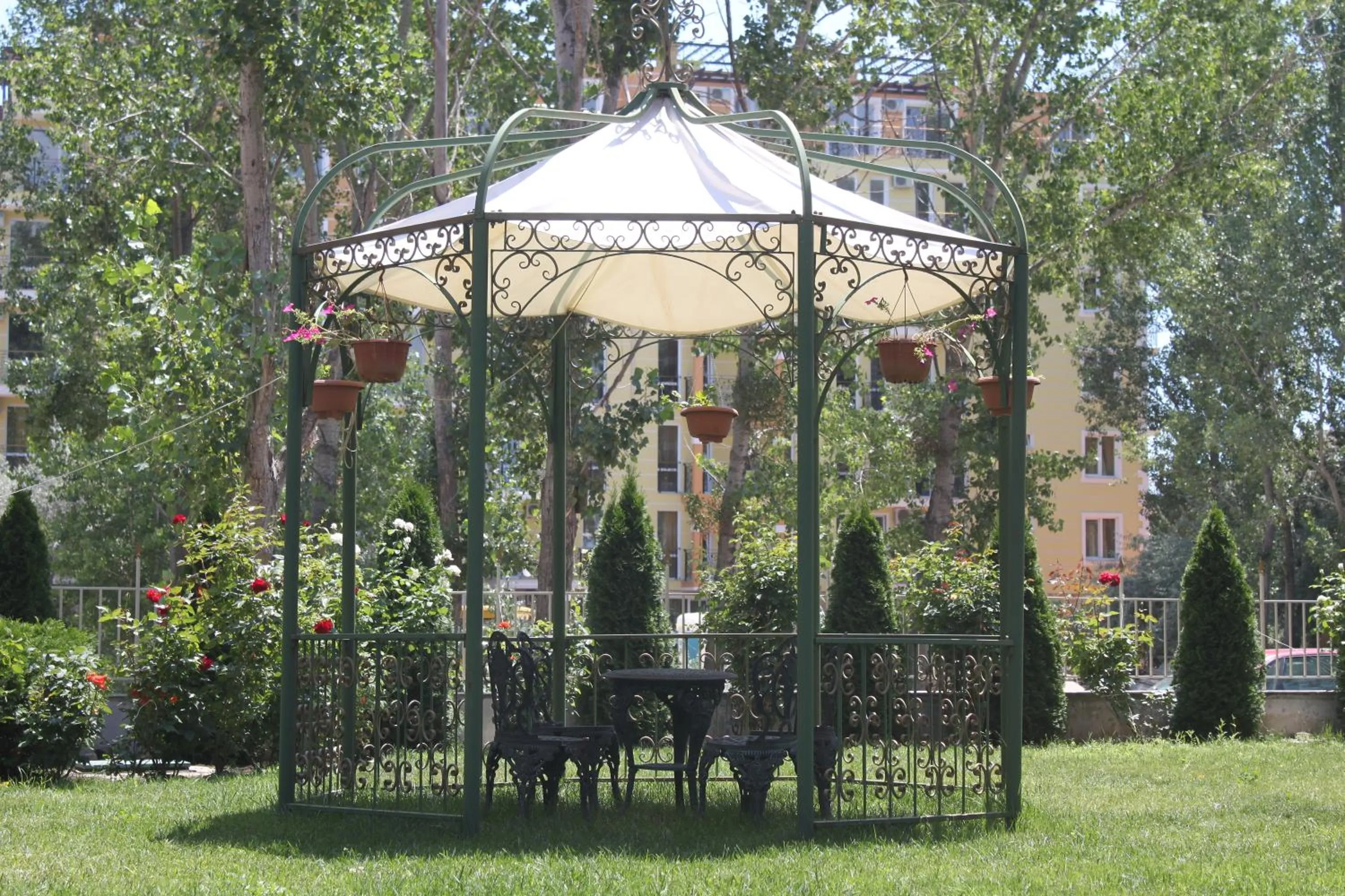 Garden in Rose Garden Omax Apartments