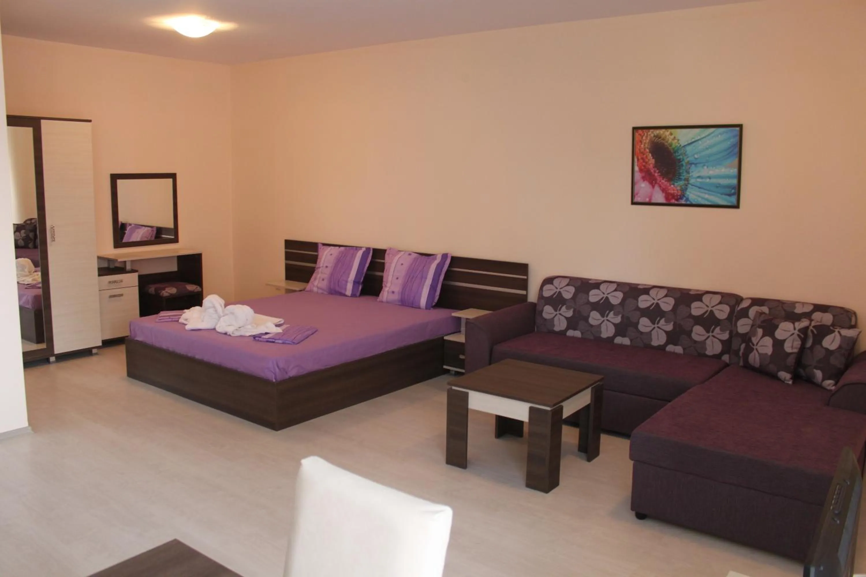 Photo of the whole room, Bed in Rose Garden Omax Apartments