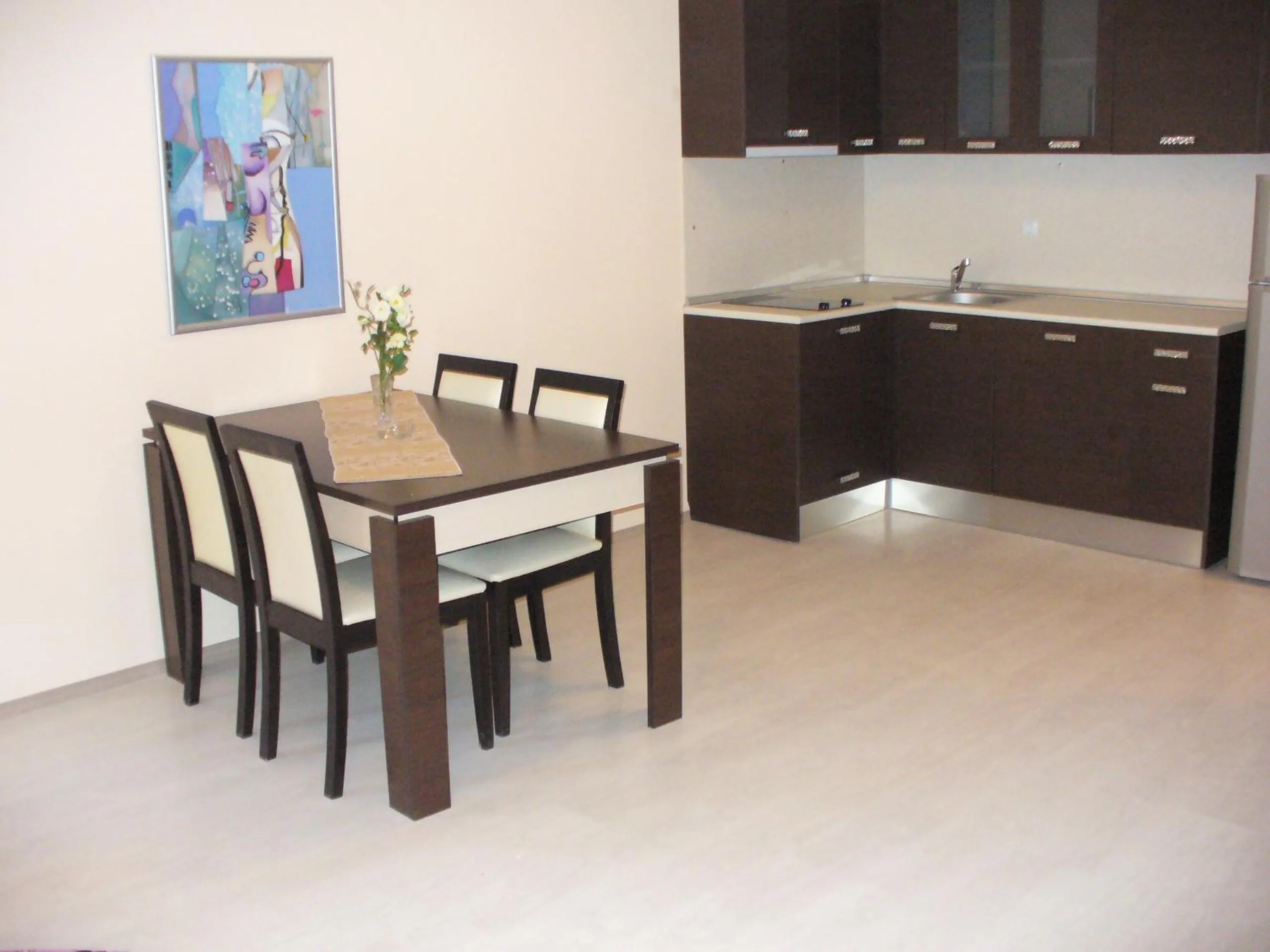 Kitchen or kitchenette in Rose Garden Omax Apartments