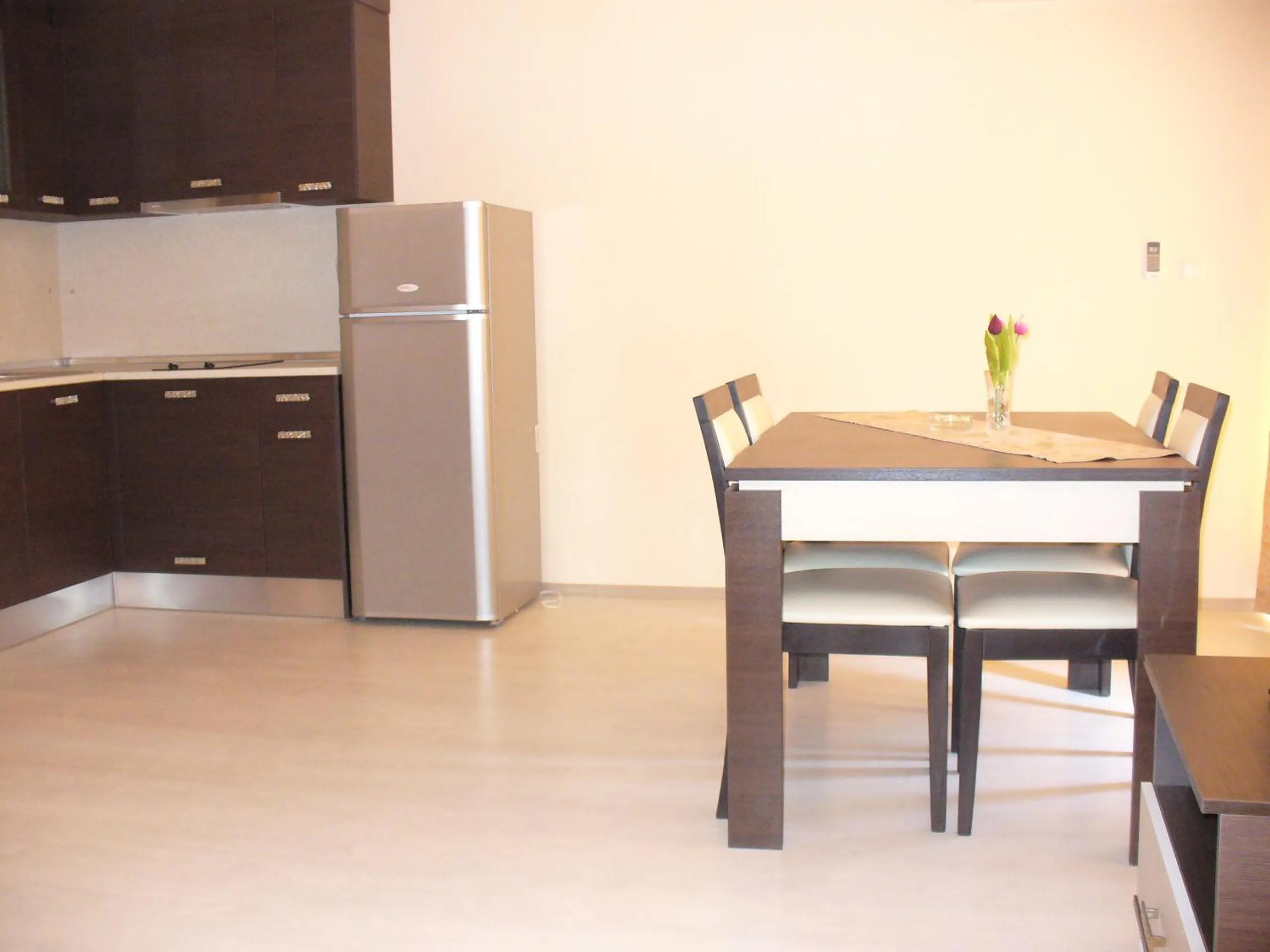 Kitchen or kitchenette in Rose Garden Omax Apartments