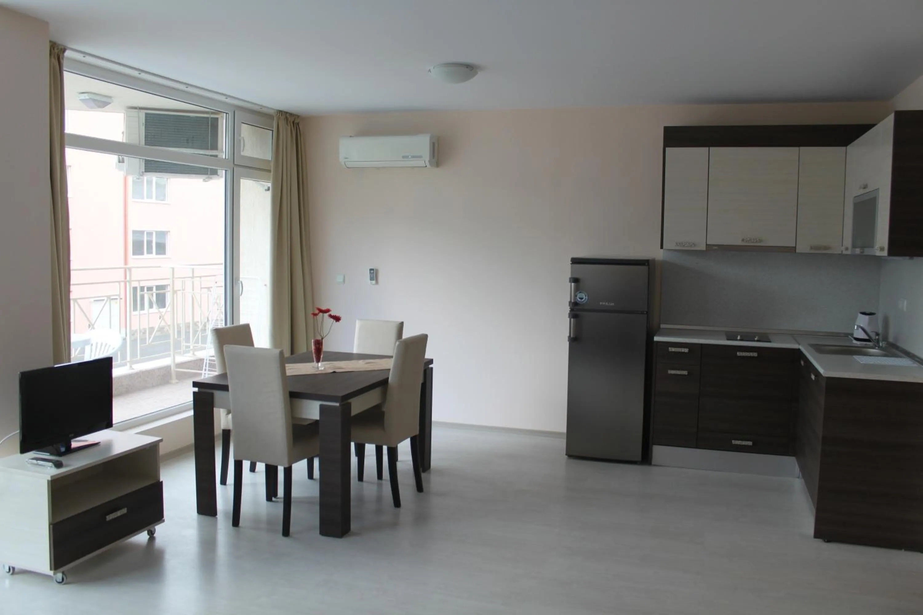 Kitchen or kitchenette in Rose Garden Omax Apartments