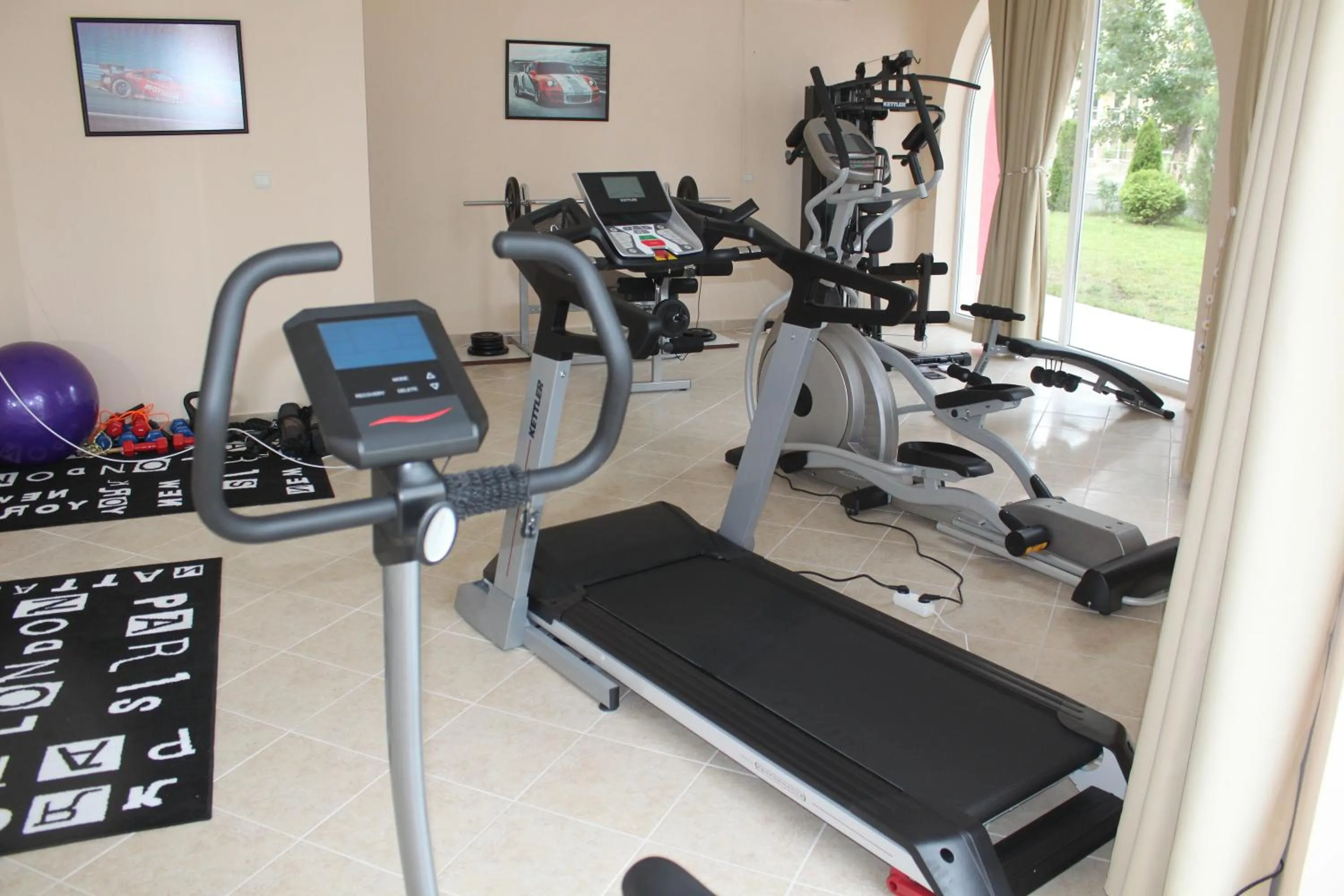 Fitness centre/facilities in Rose Garden Omax Apartments