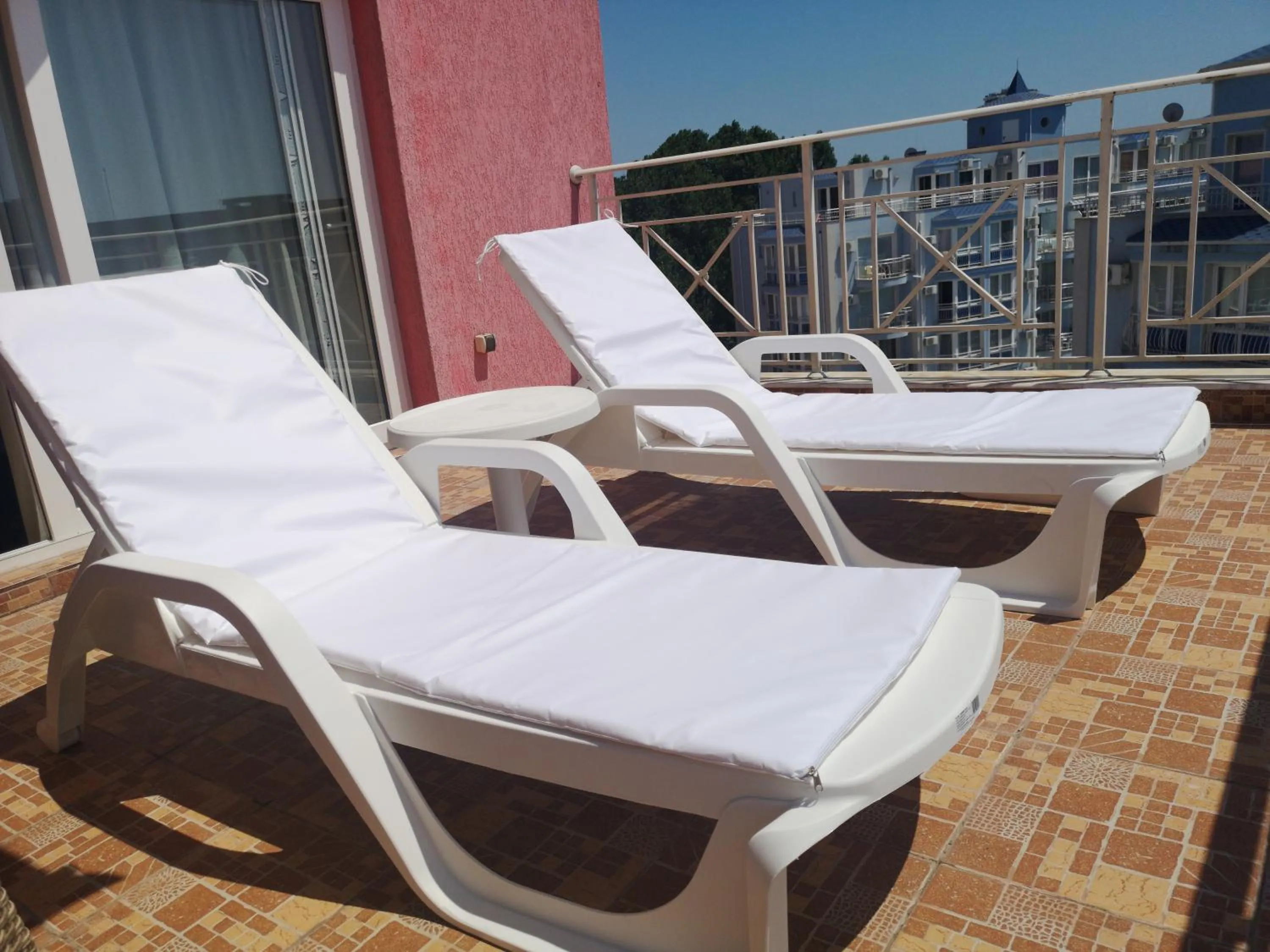 Rose Garden Omax Apartments