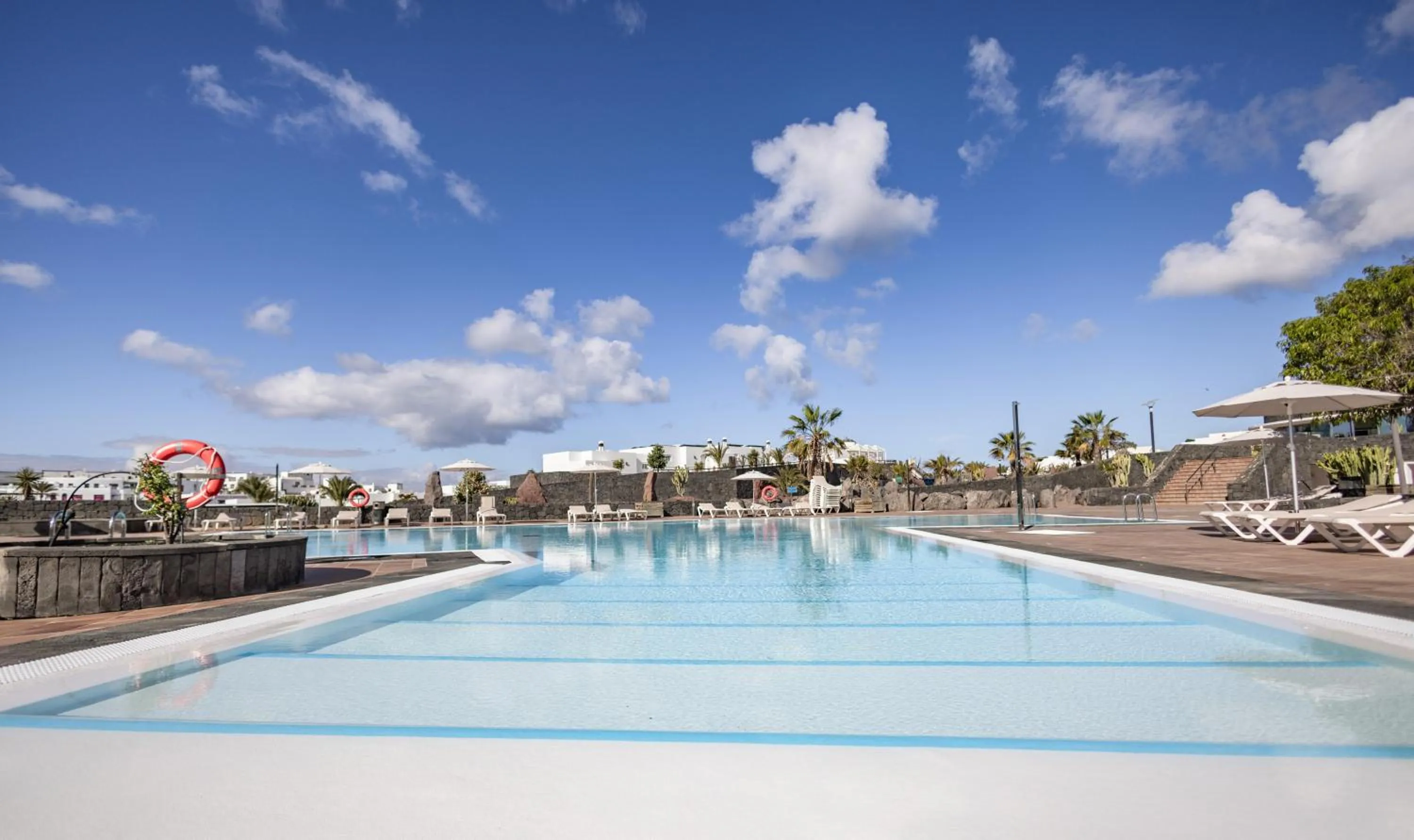 Swimming pool in Caybeach Papagayos