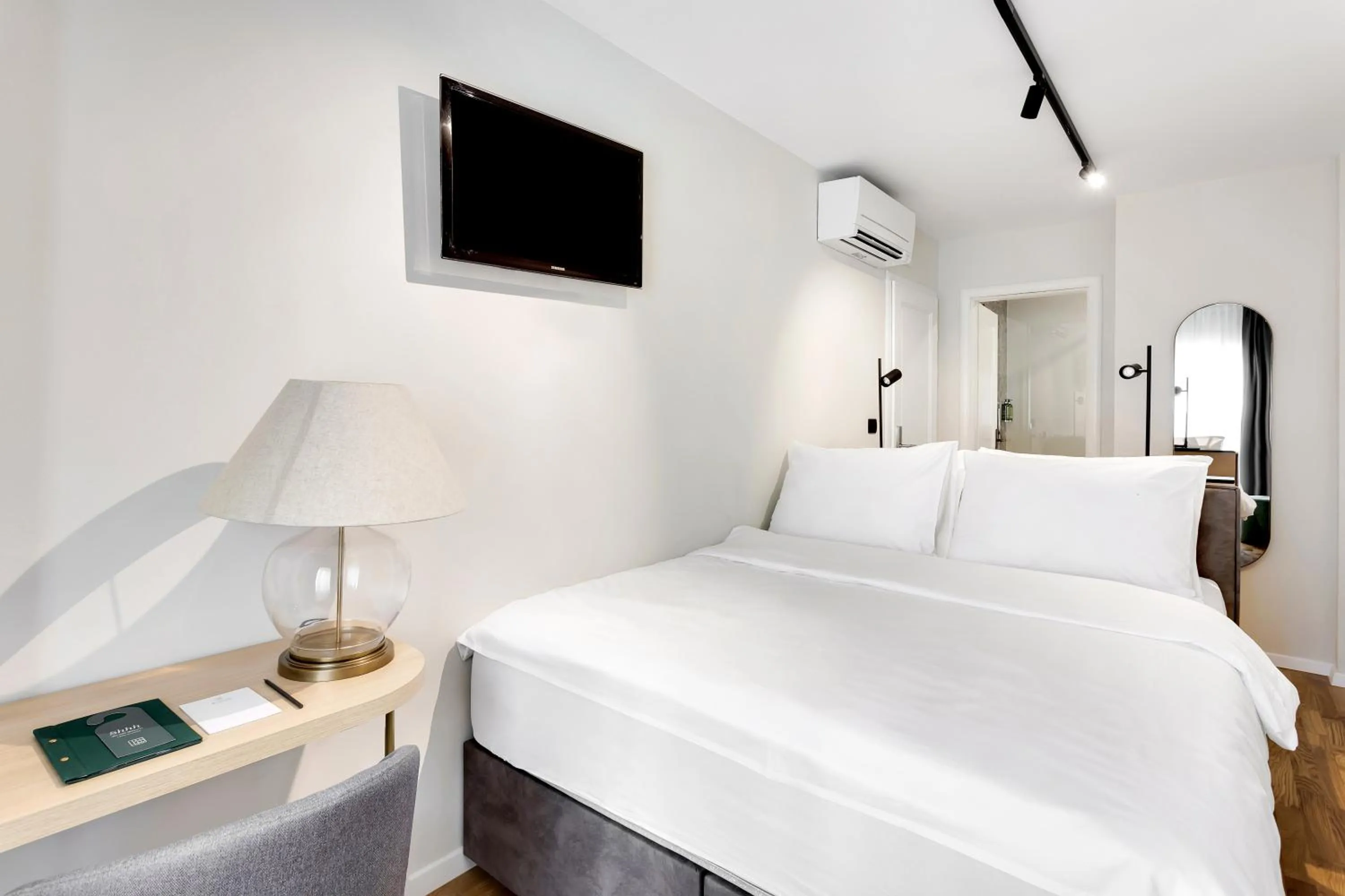 TV and multimedia, Bed in Bloom Hotel