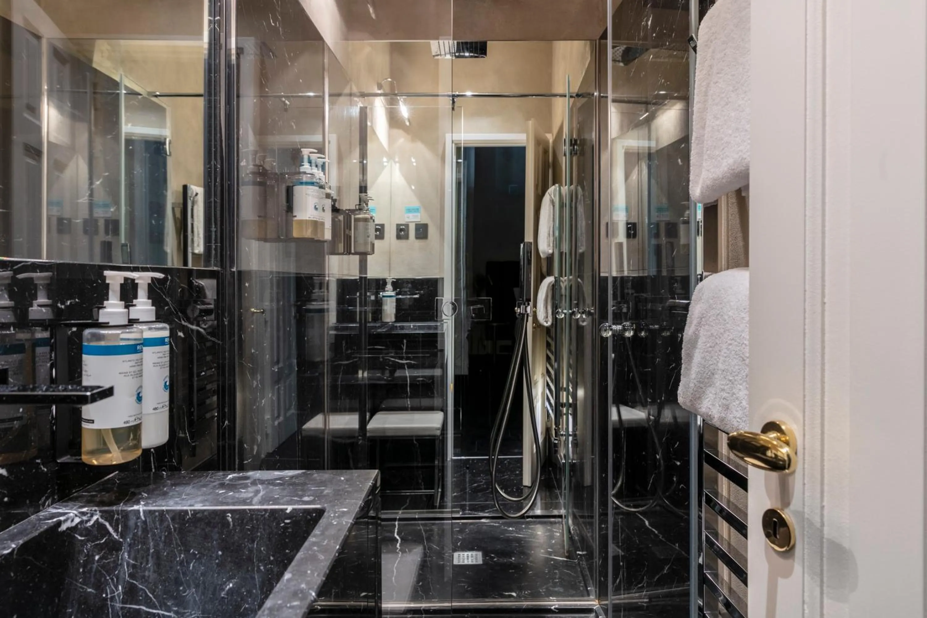 Shower in Numa Florence Palazzo Moro