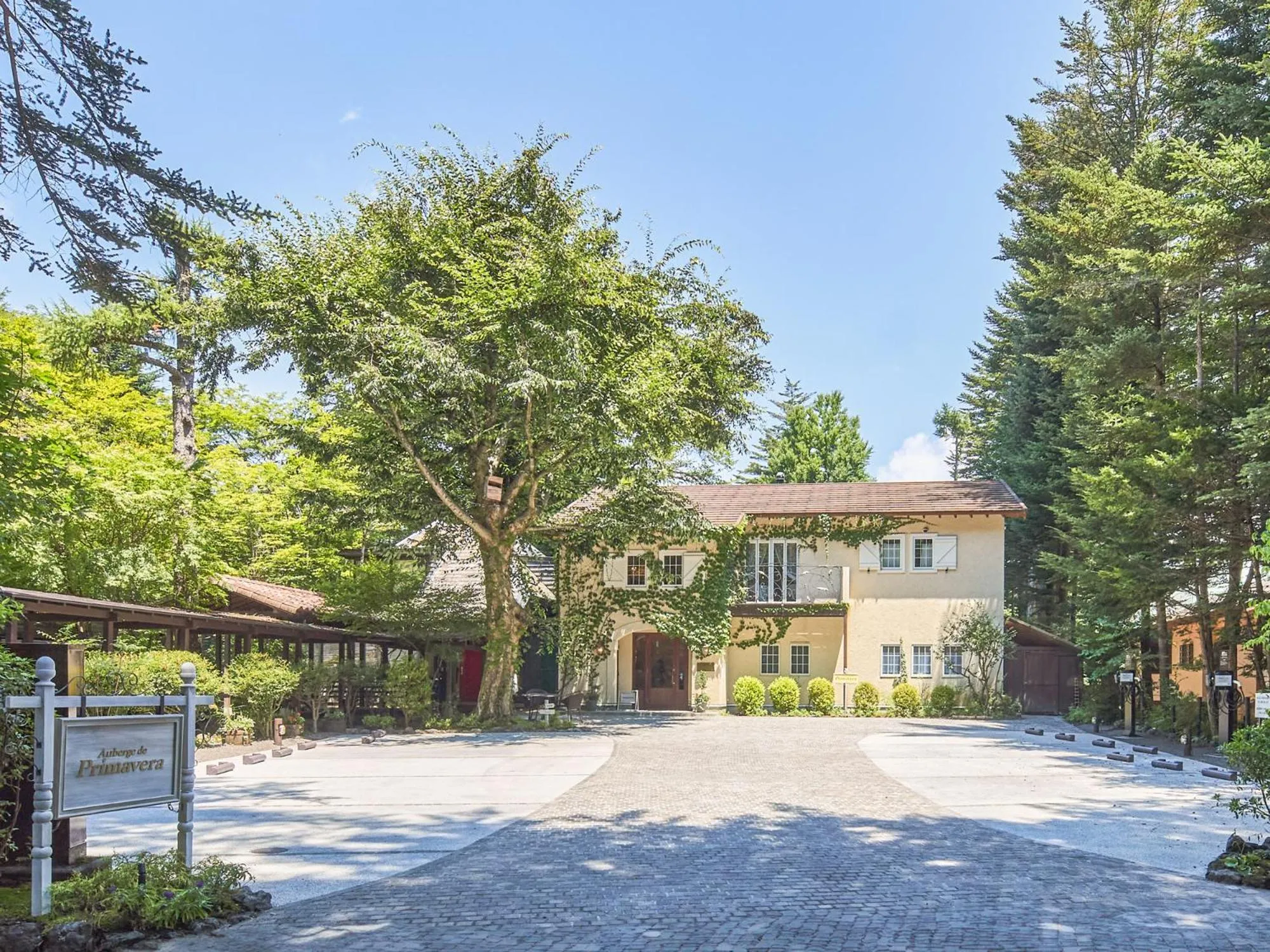 Property building in Auberge de Primavera