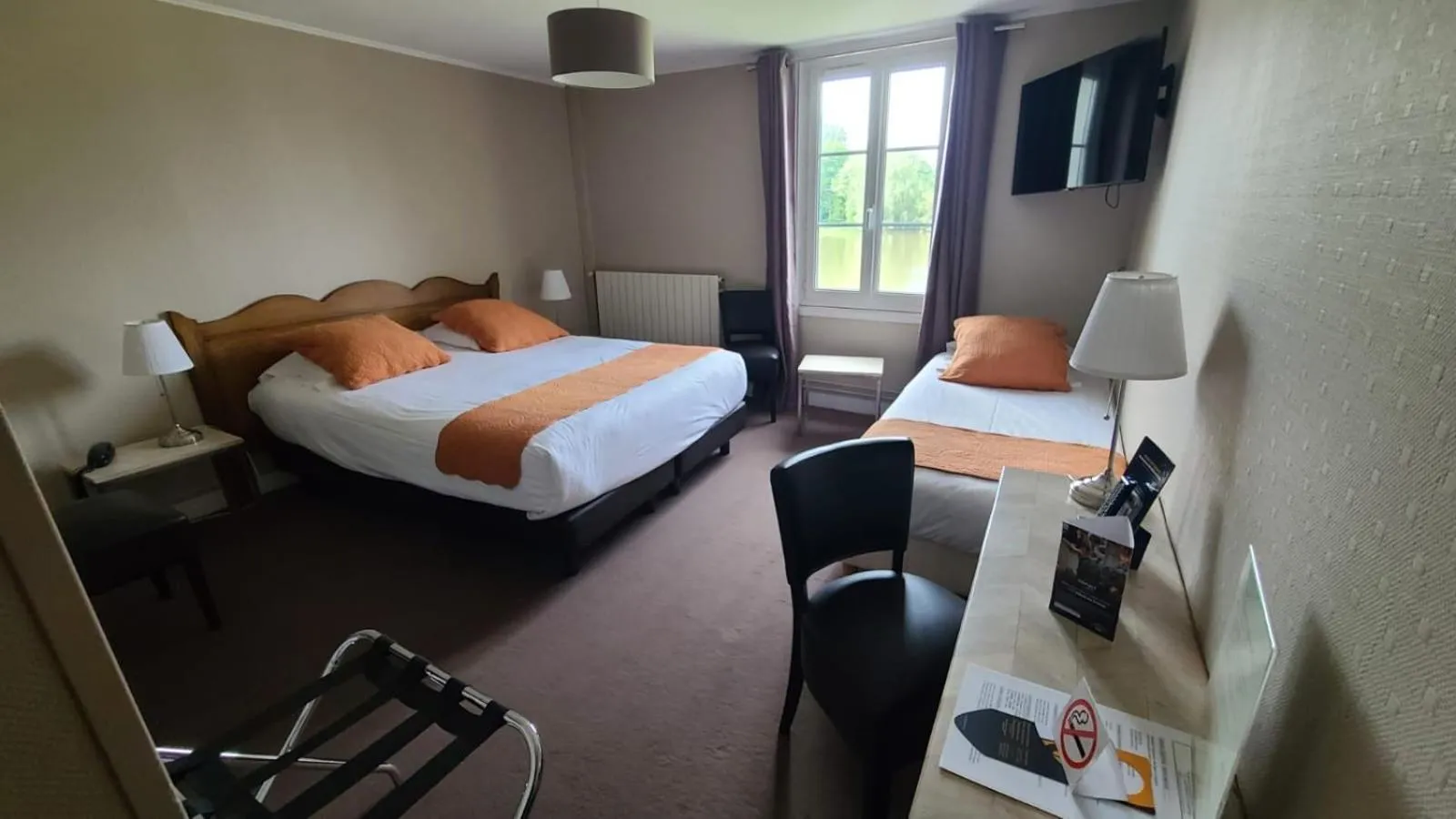 Photo of the whole room, Bed in Hostellerie de Pavillon Saint-Hubert