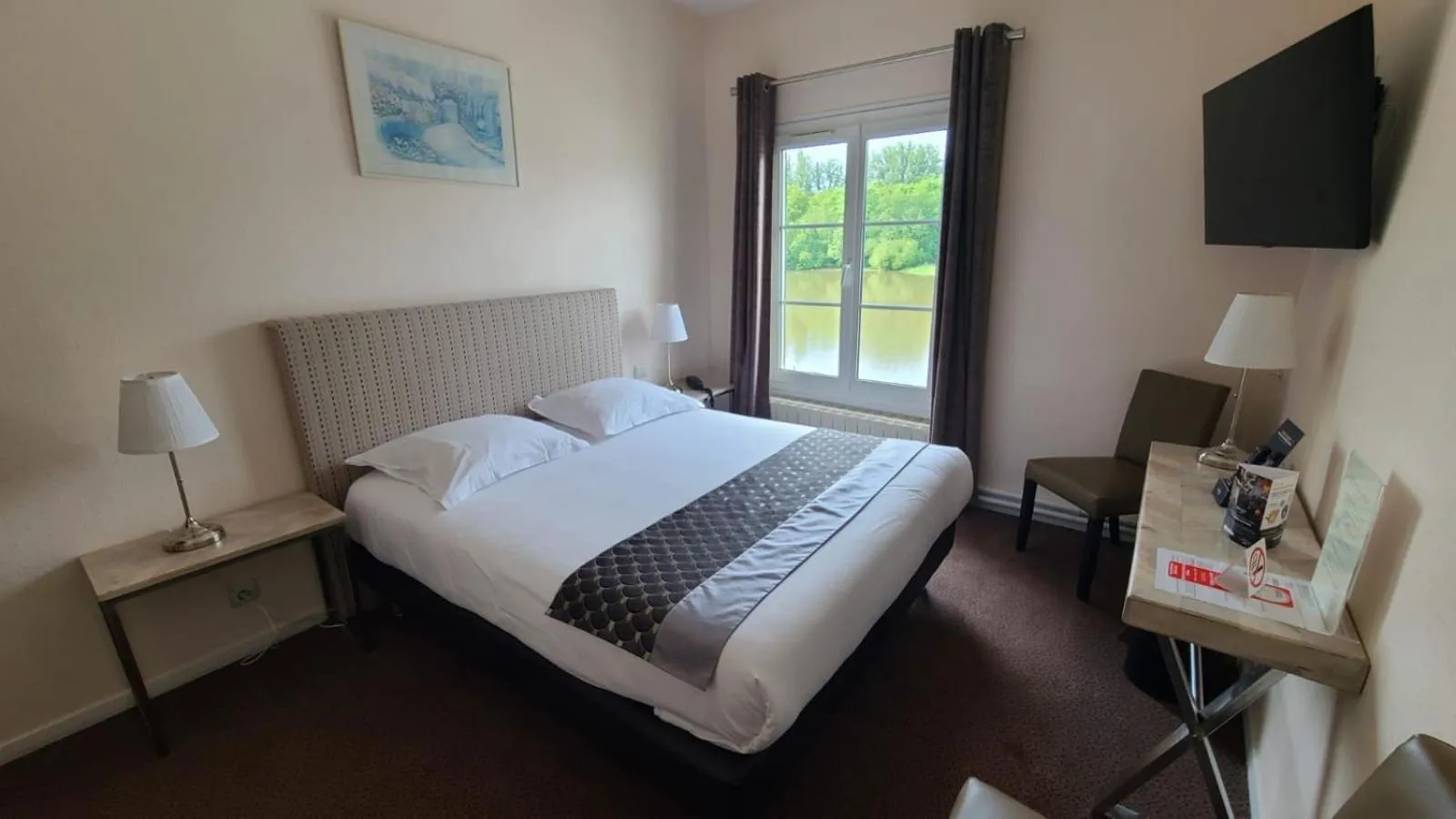 Photo of the whole room, Bed in Hostellerie de Pavillon Saint-Hubert