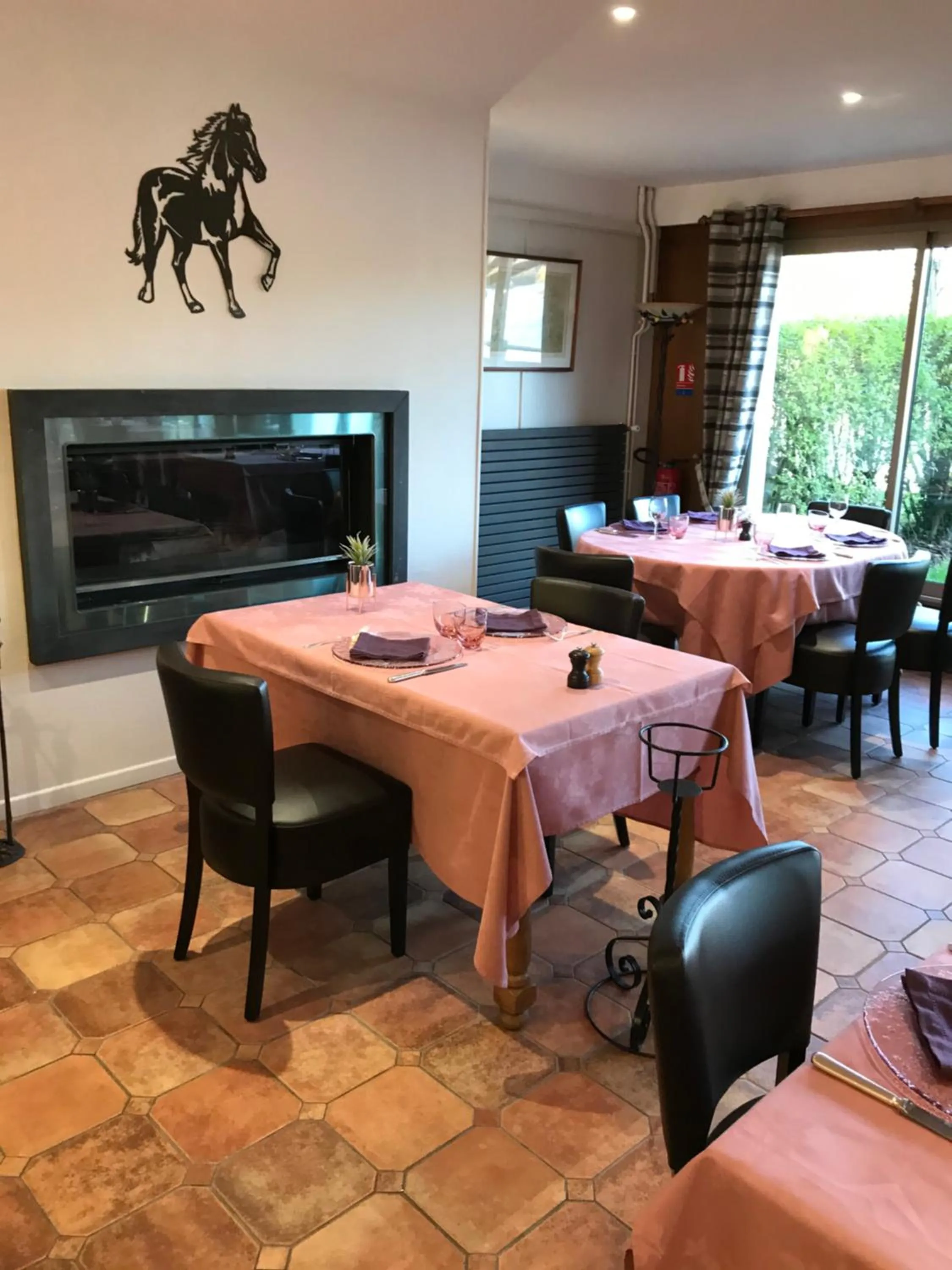 Restaurant/places to eat in Hostellerie de Pavillon Saint-Hubert