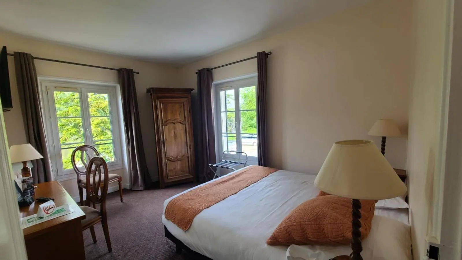 Photo of the whole room, Bed in Hostellerie de Pavillon Saint-Hubert