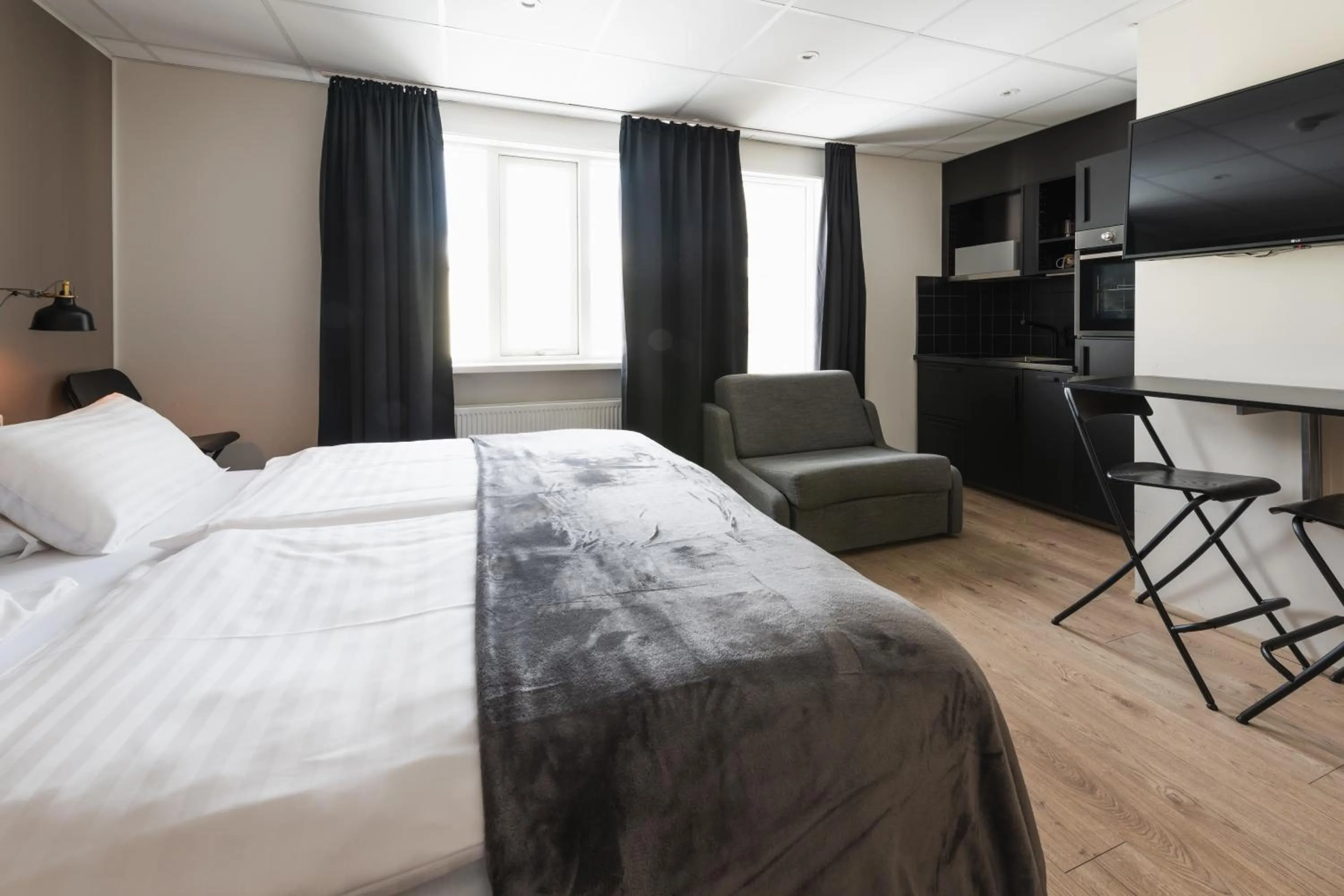 Kitchen or kitchenette, Bed in Centrum Hotel