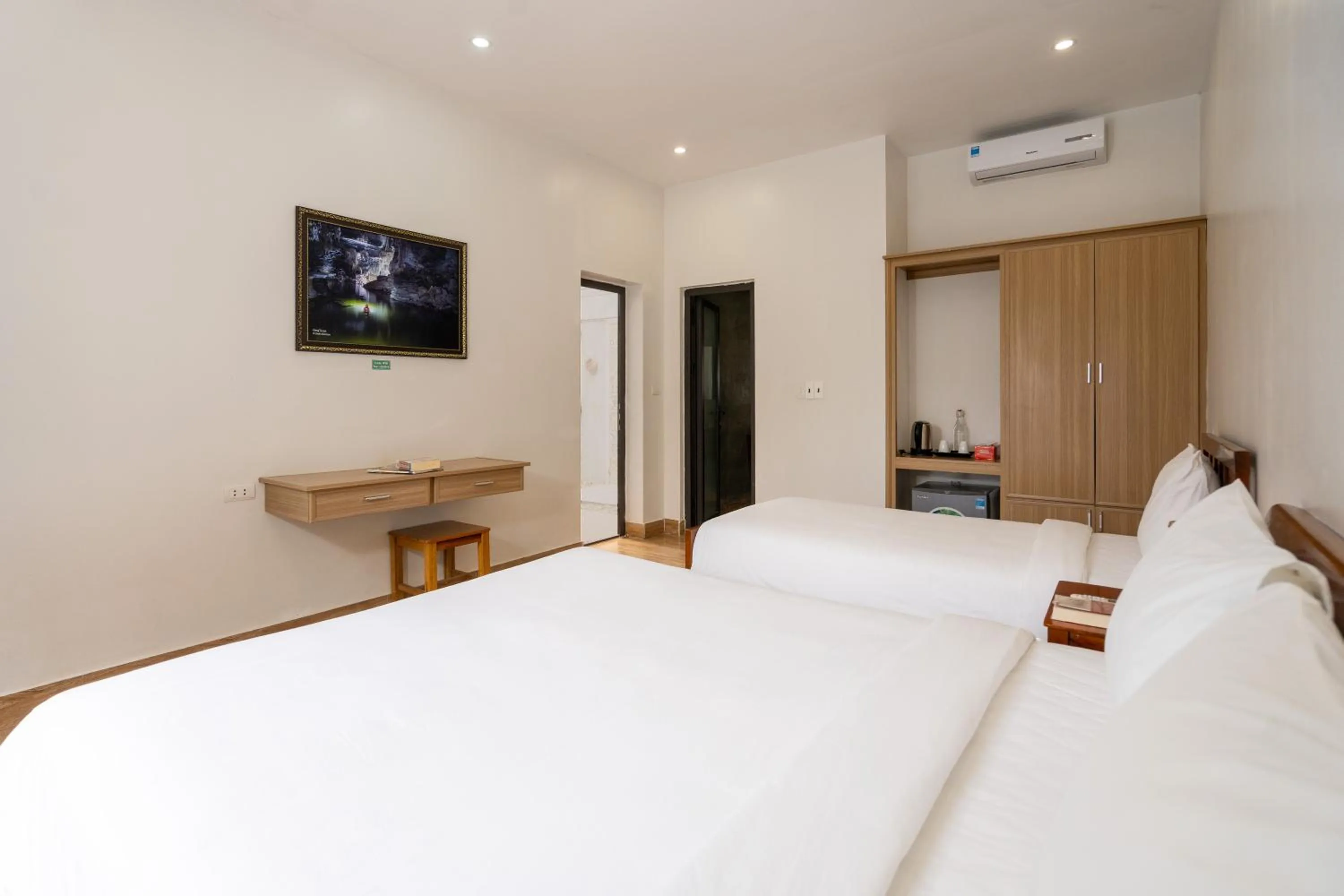 Property building, Bed in Commander Lodge