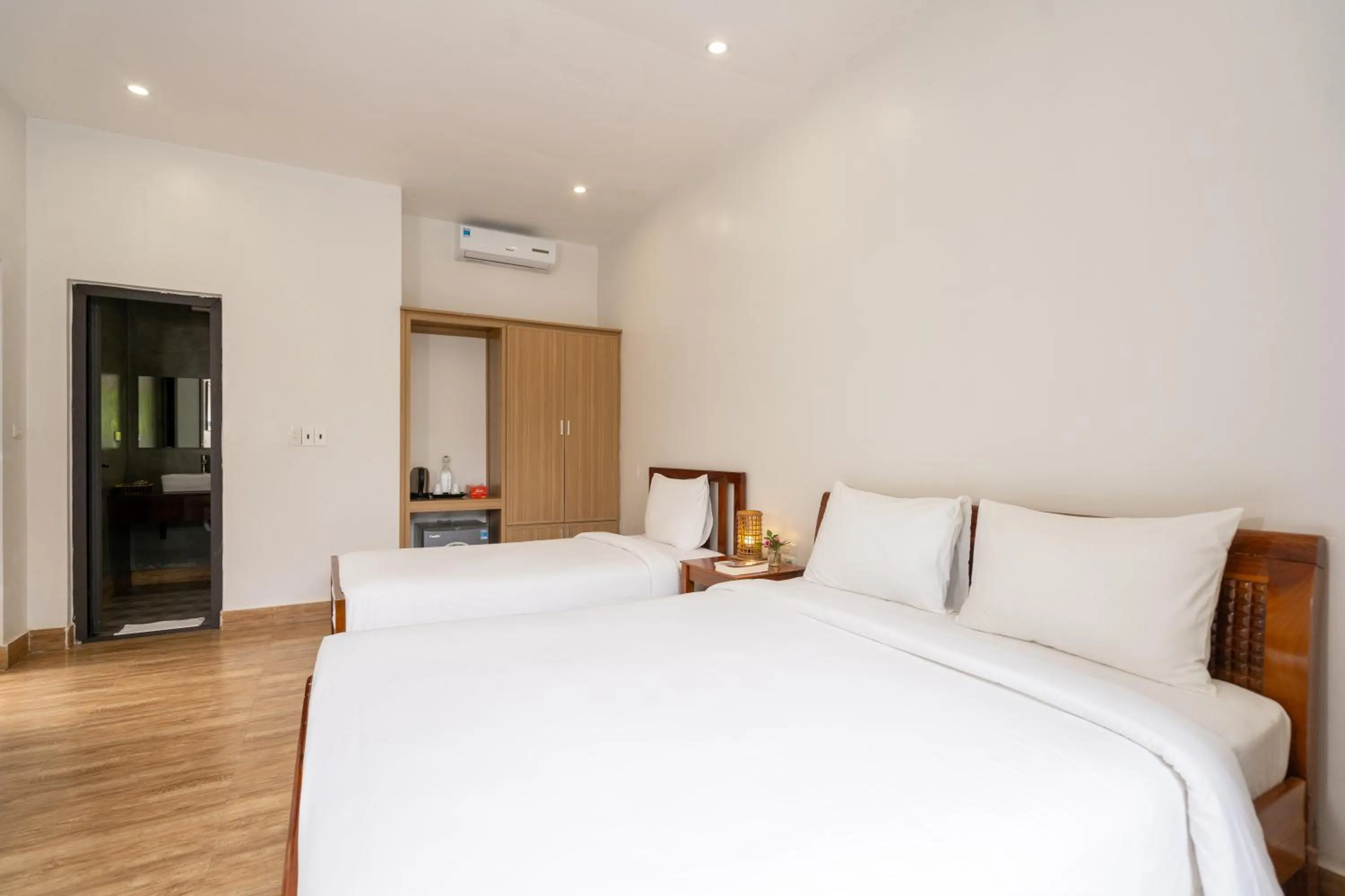 Property building, Bed in Commander Lodge