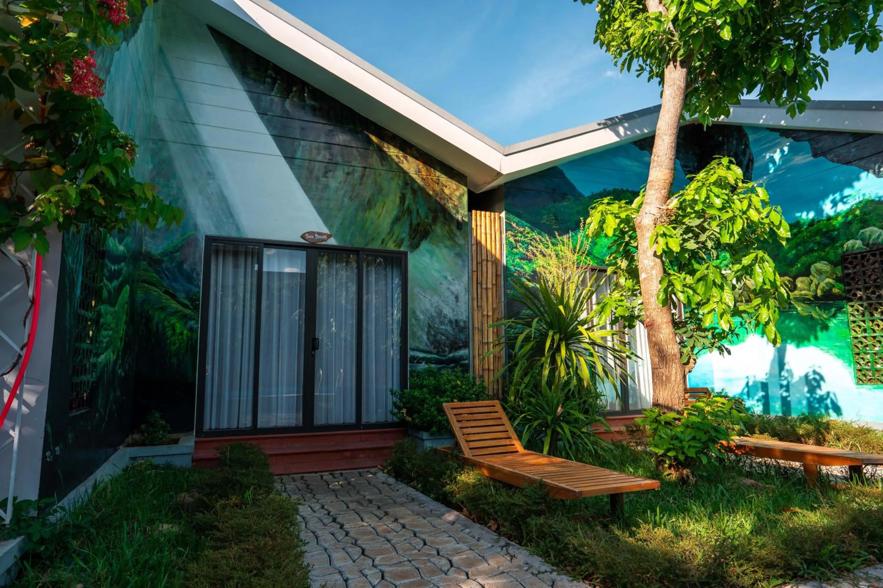 Facade/entrance in Commander Lodge