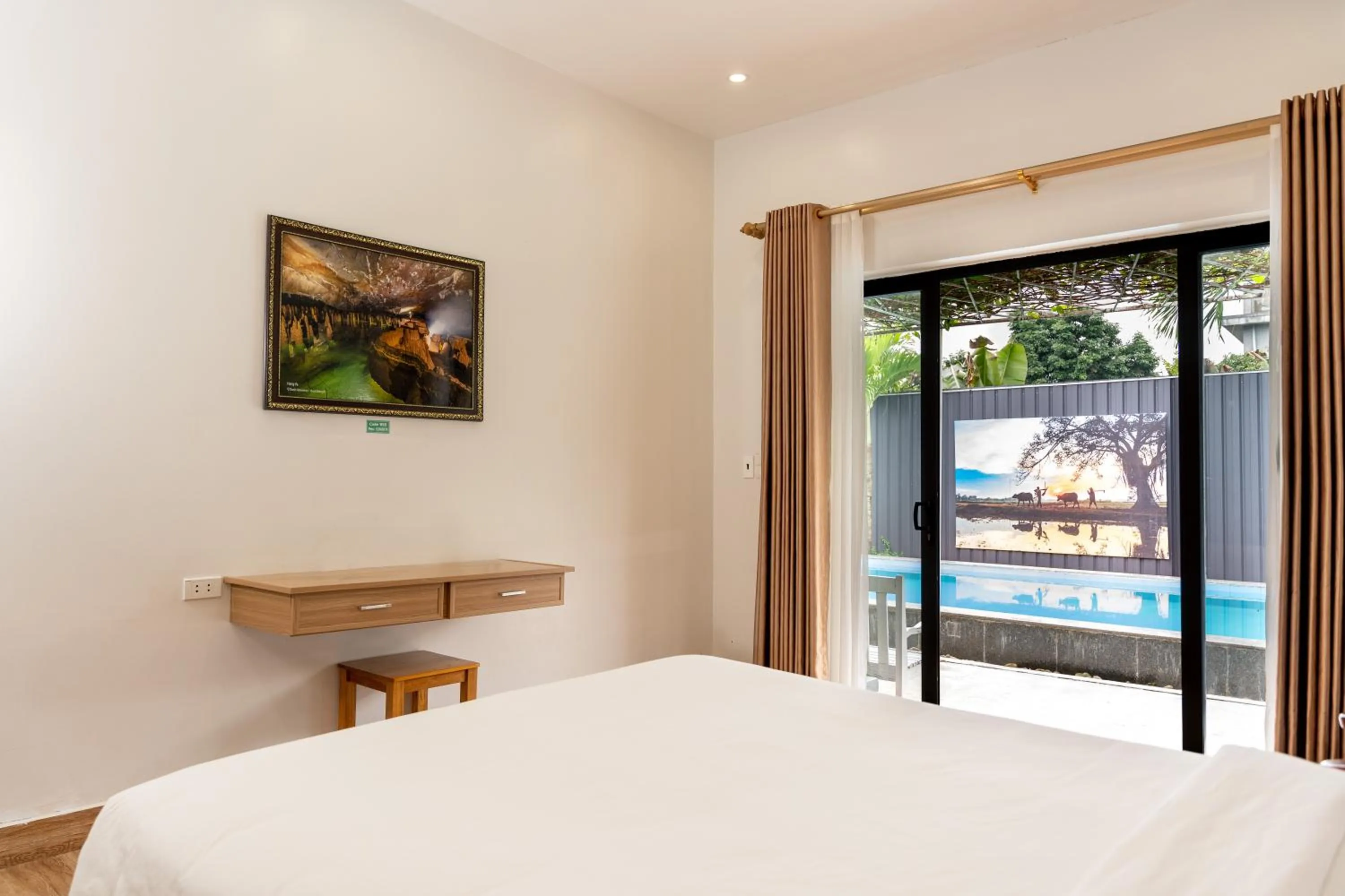 Property building, Bed in Commander Lodge