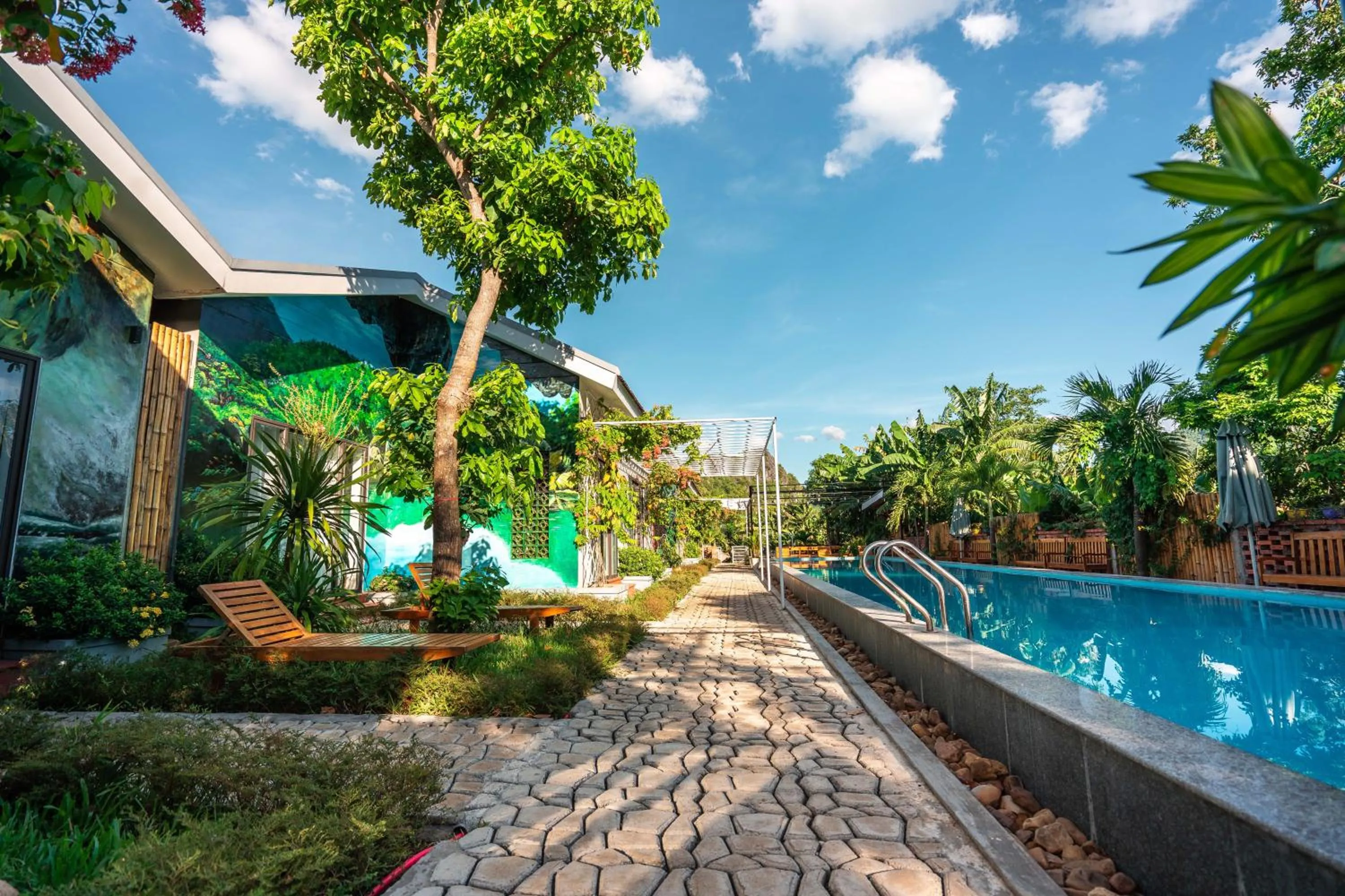 Facade/entrance in Commander Lodge