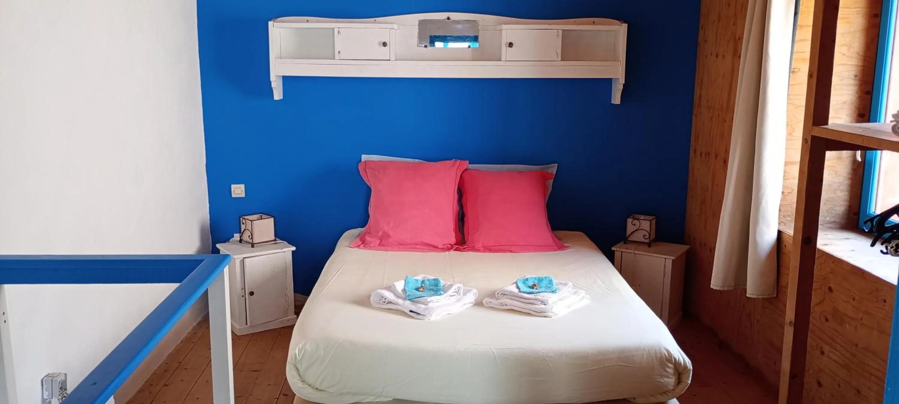 Bed in Les Hortensias GR 34 - Chambres d'Hôtes