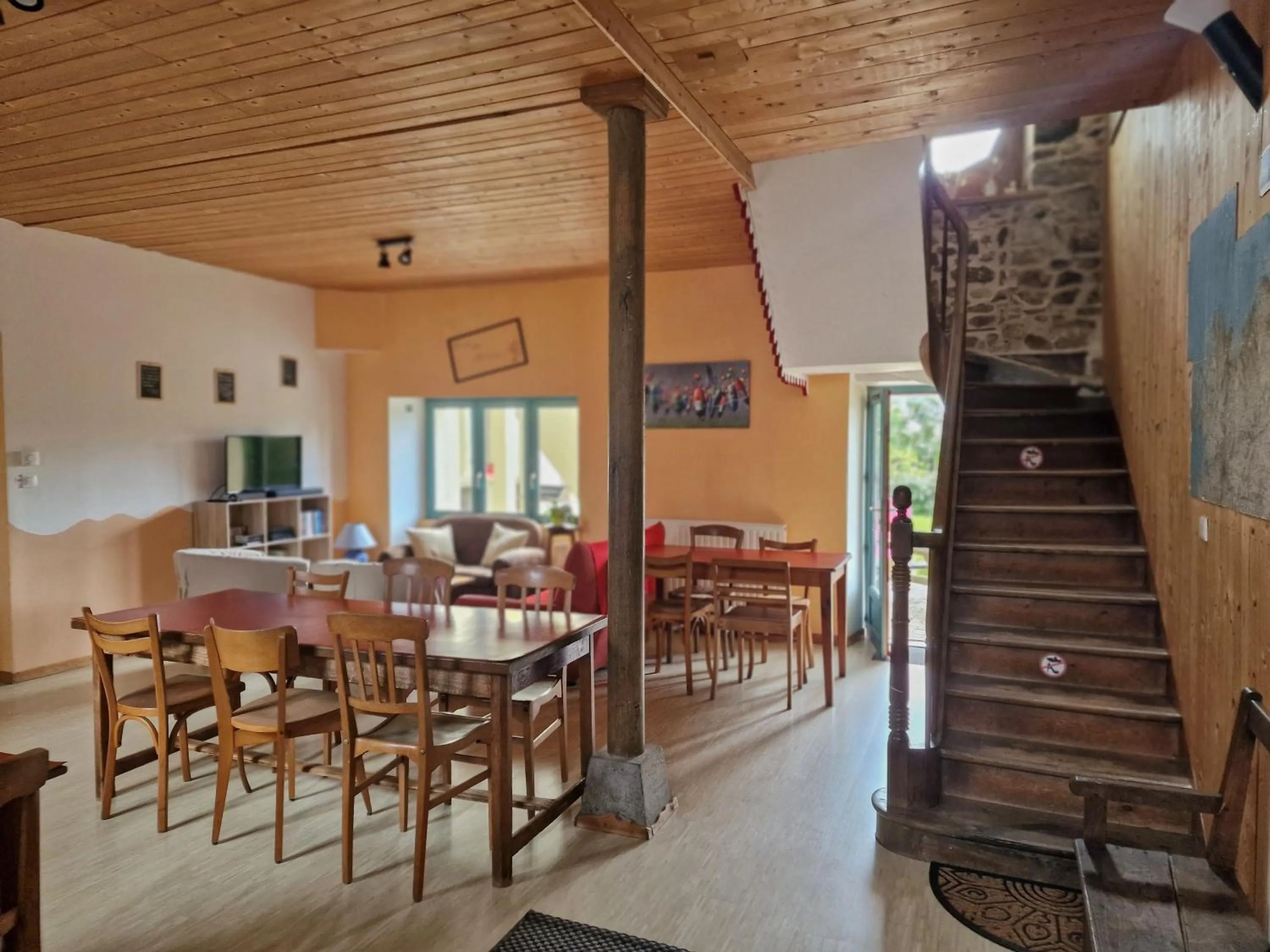 Communal lounge/ TV room in Les Hortensias GR 34 - Chambres d'Hôtes