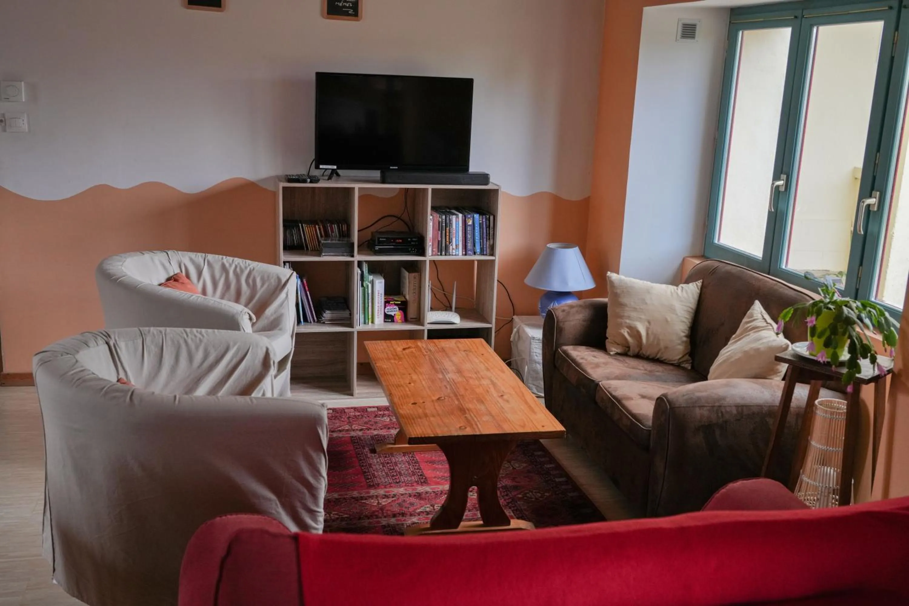 Communal lounge/ TV room in Les Hortensias GR 34 - Chambres d'Hôtes