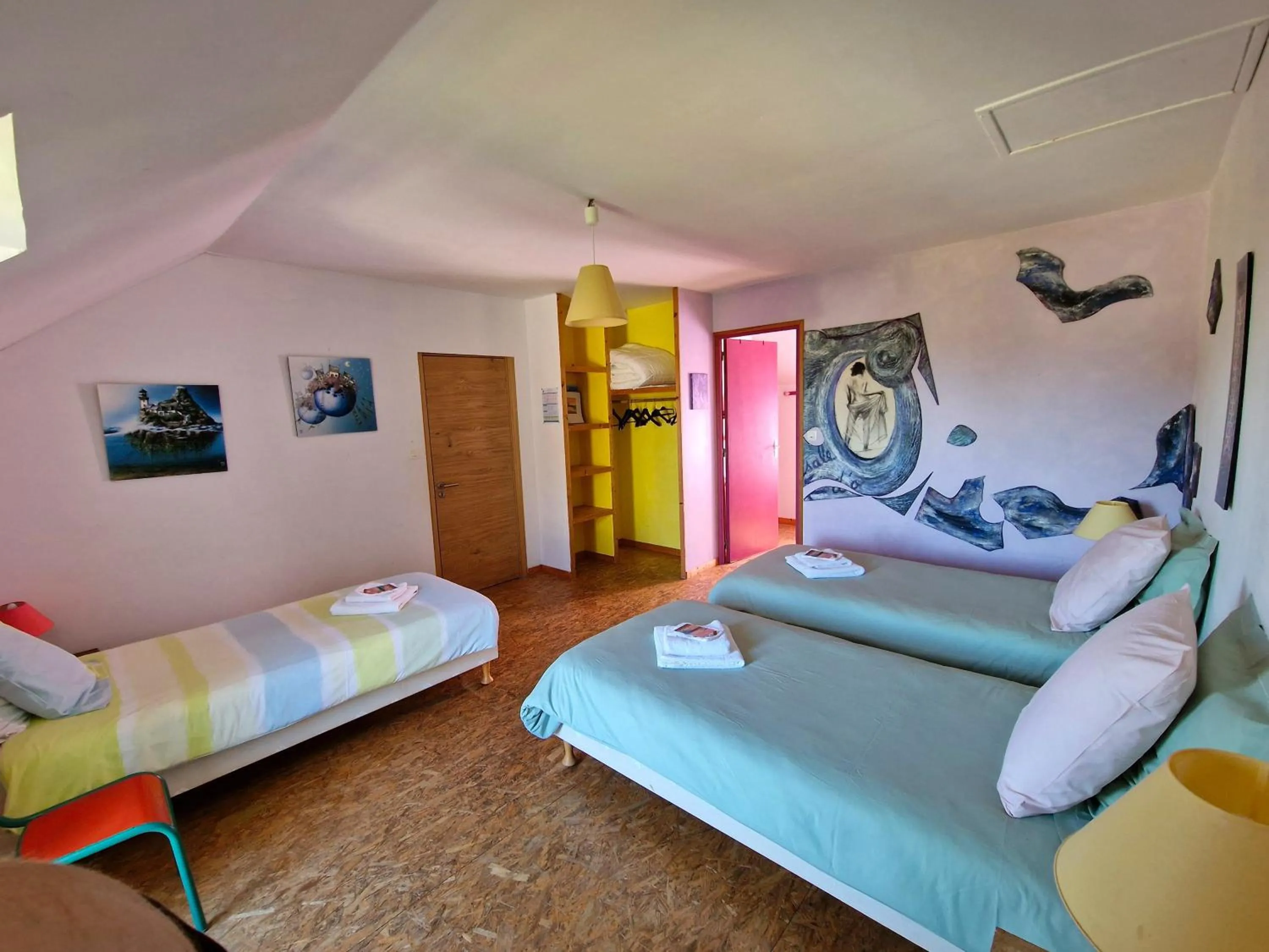 Bed in Les Hortensias GR 34 - Chambres d'Hôtes