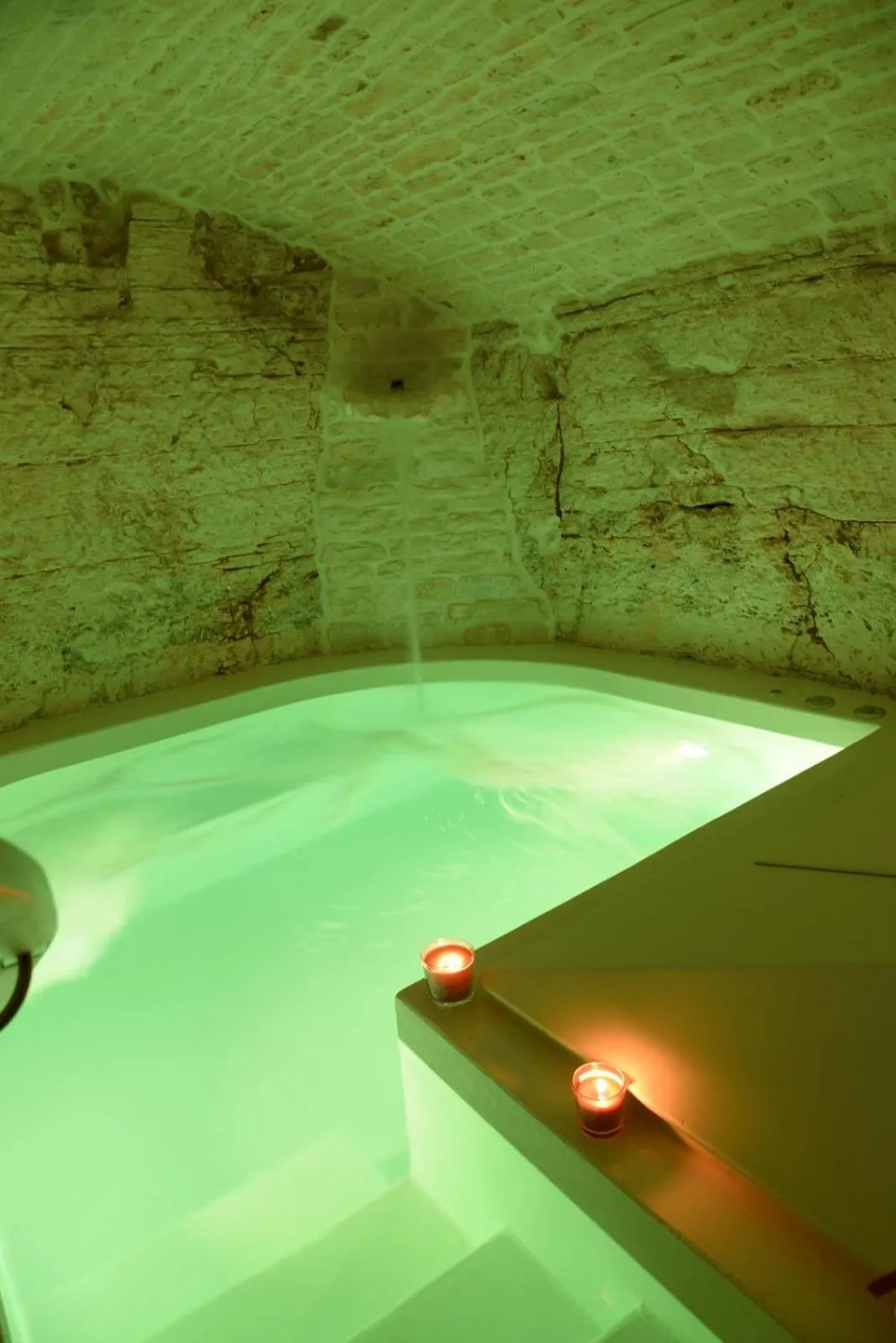 Hot Tub in Trulli Occhi Di Pietra