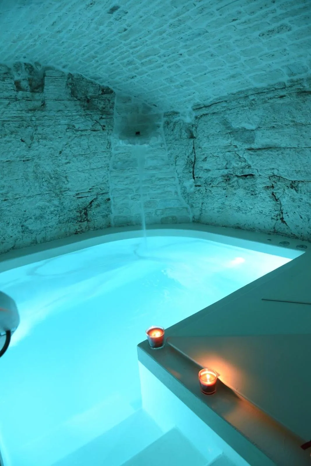 Hot Tub in Trulli Occhi Di Pietra
