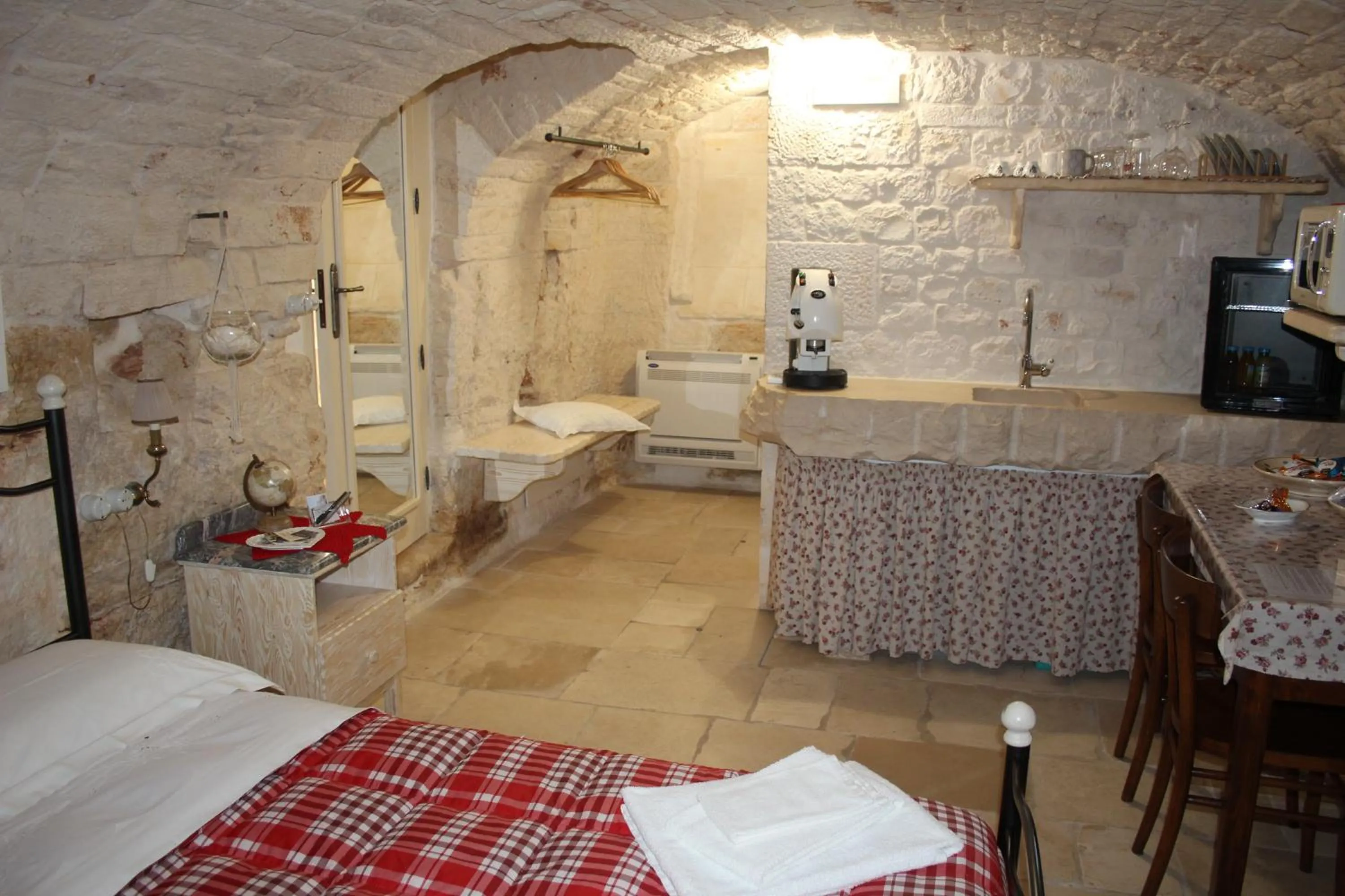 Photo of the whole room, Bed in Trulli Occhi Di Pietra
