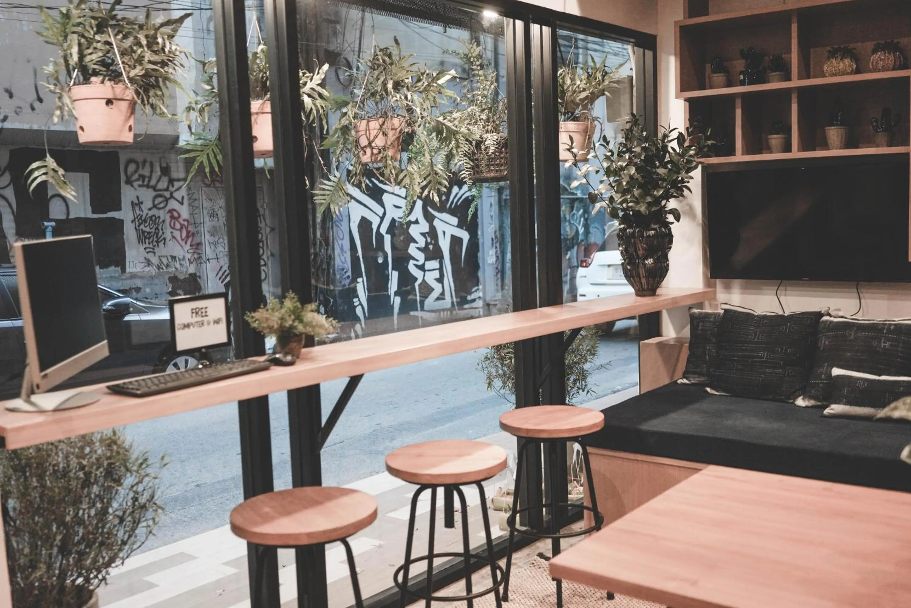 Restaurant/places to eat in Stay Thapae Hostel