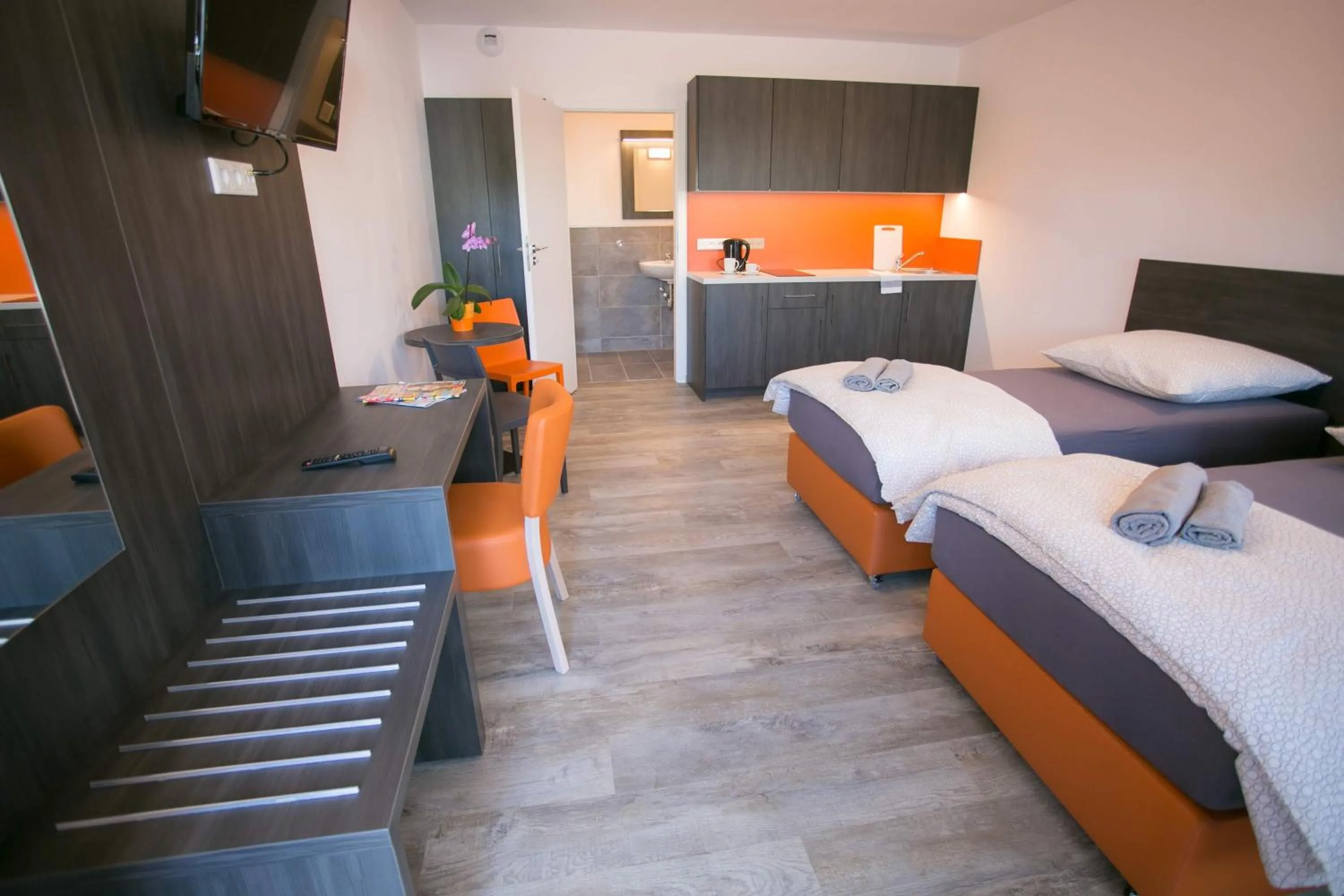 Photo of the whole room, Bed in Apartments A7