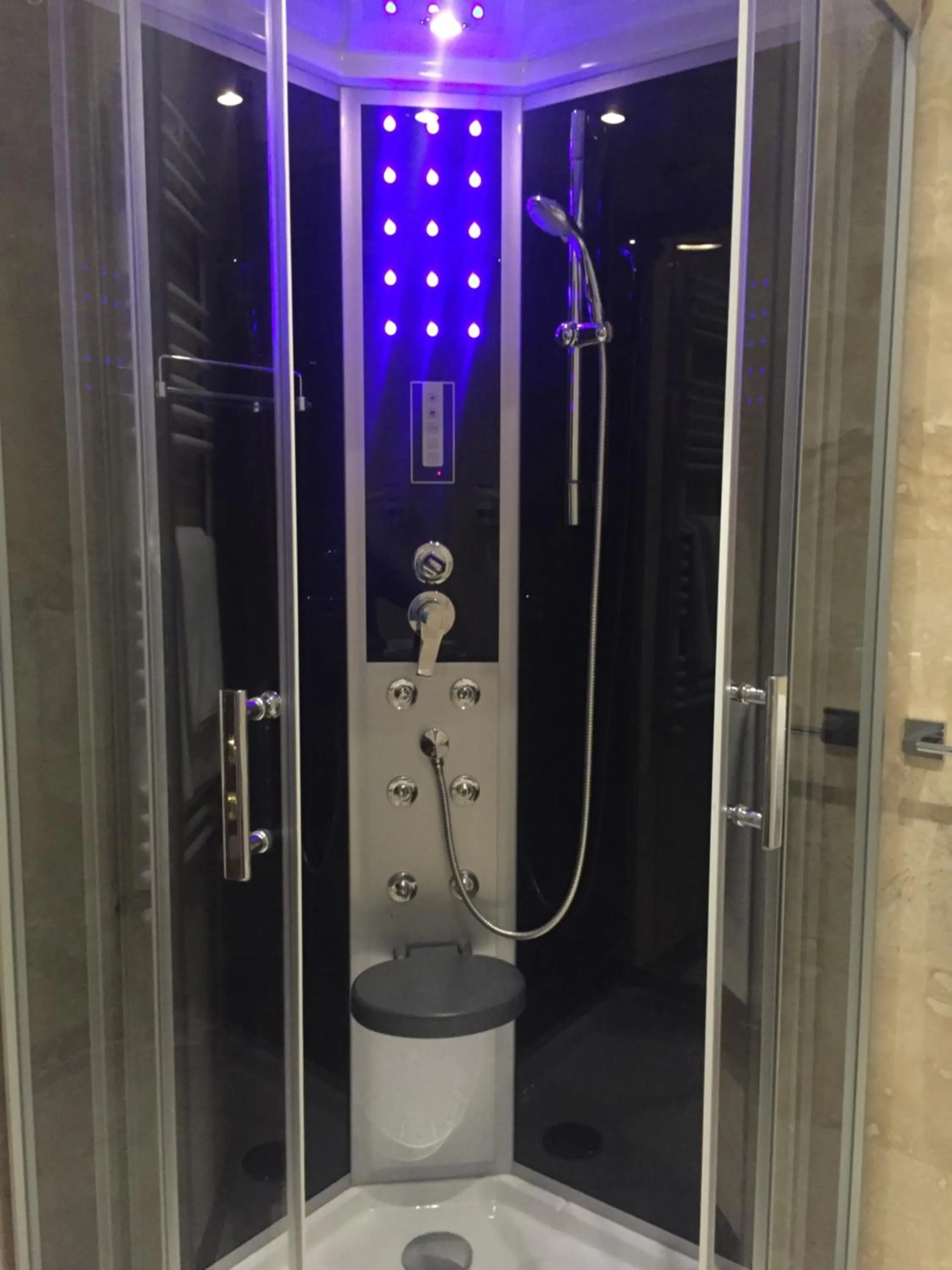 Shower in Hotel Best